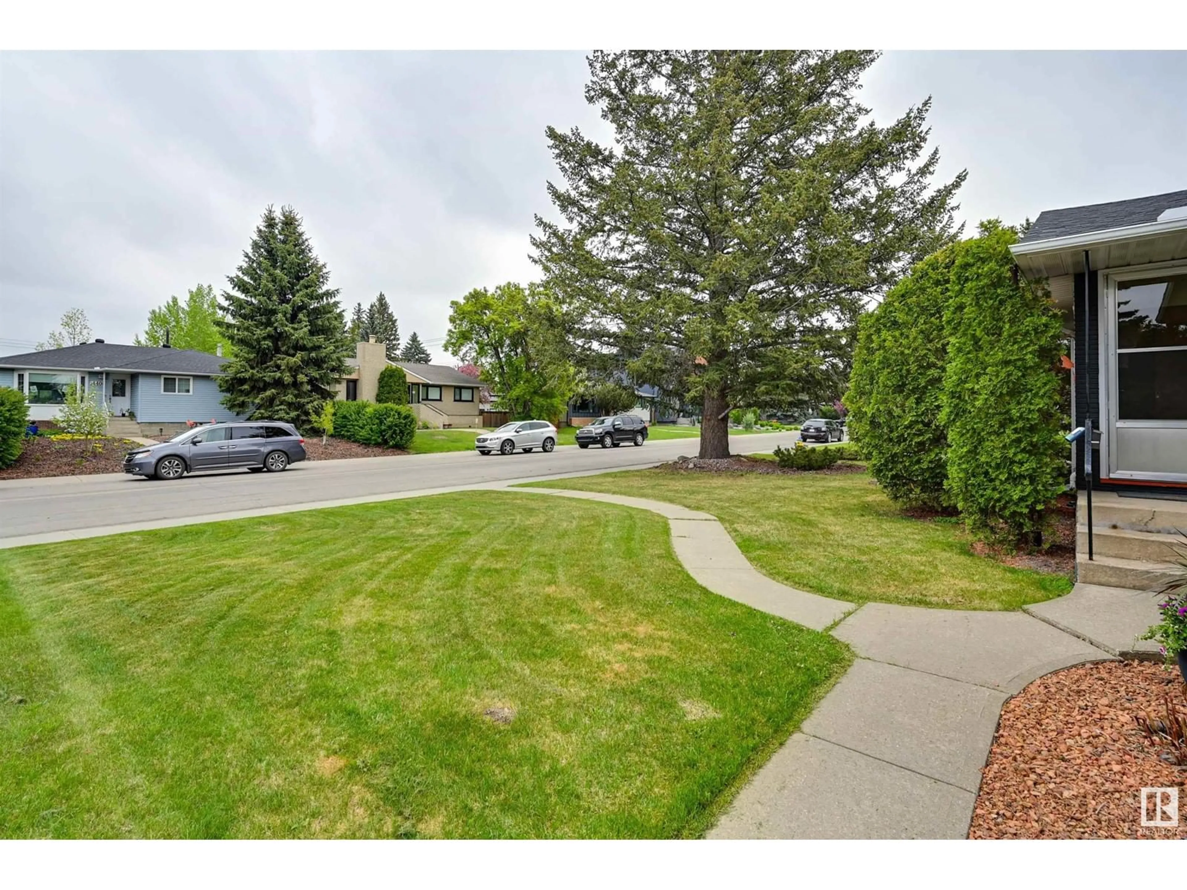 A pic from outside/outdoor area/front of a property/back of a property/a pic from drone, street for 14407 88 AV, Edmonton Alberta T5R4J5