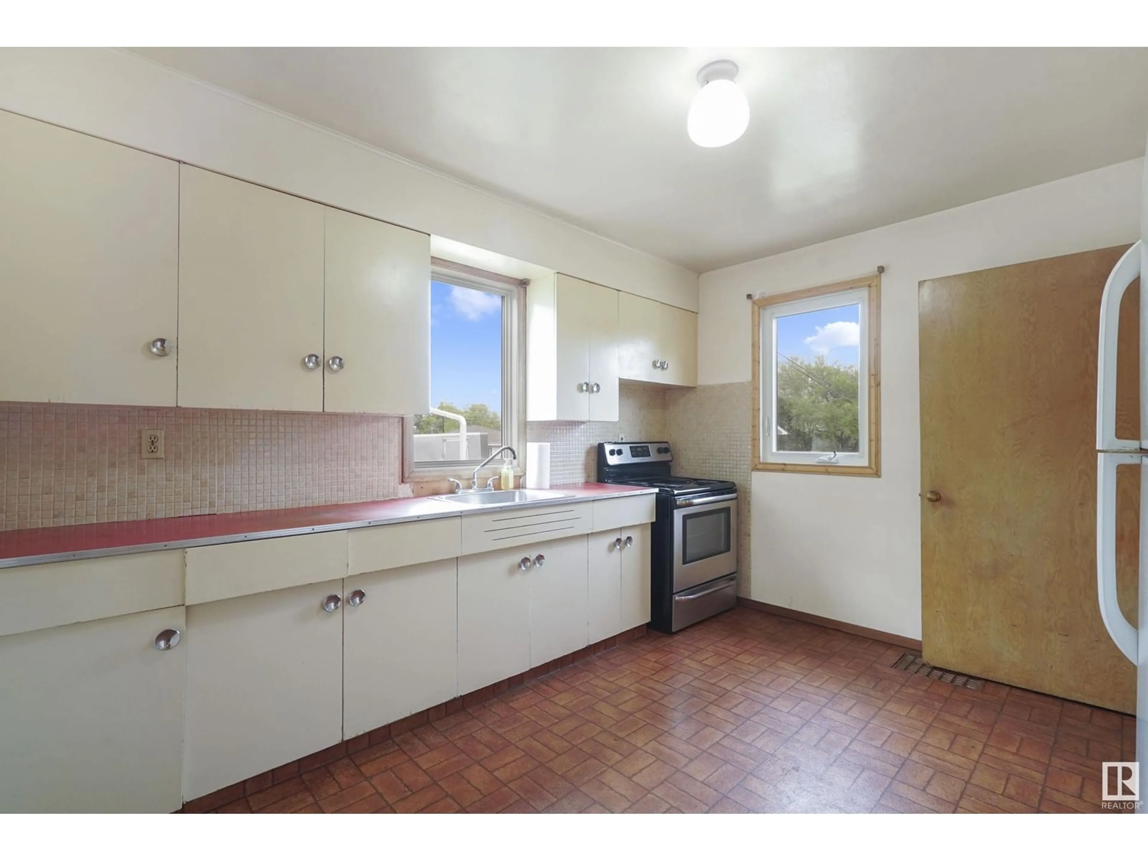 Standard kitchen, unknown for 11315 GROAT RD NW, Edmonton Alberta T5M3K2