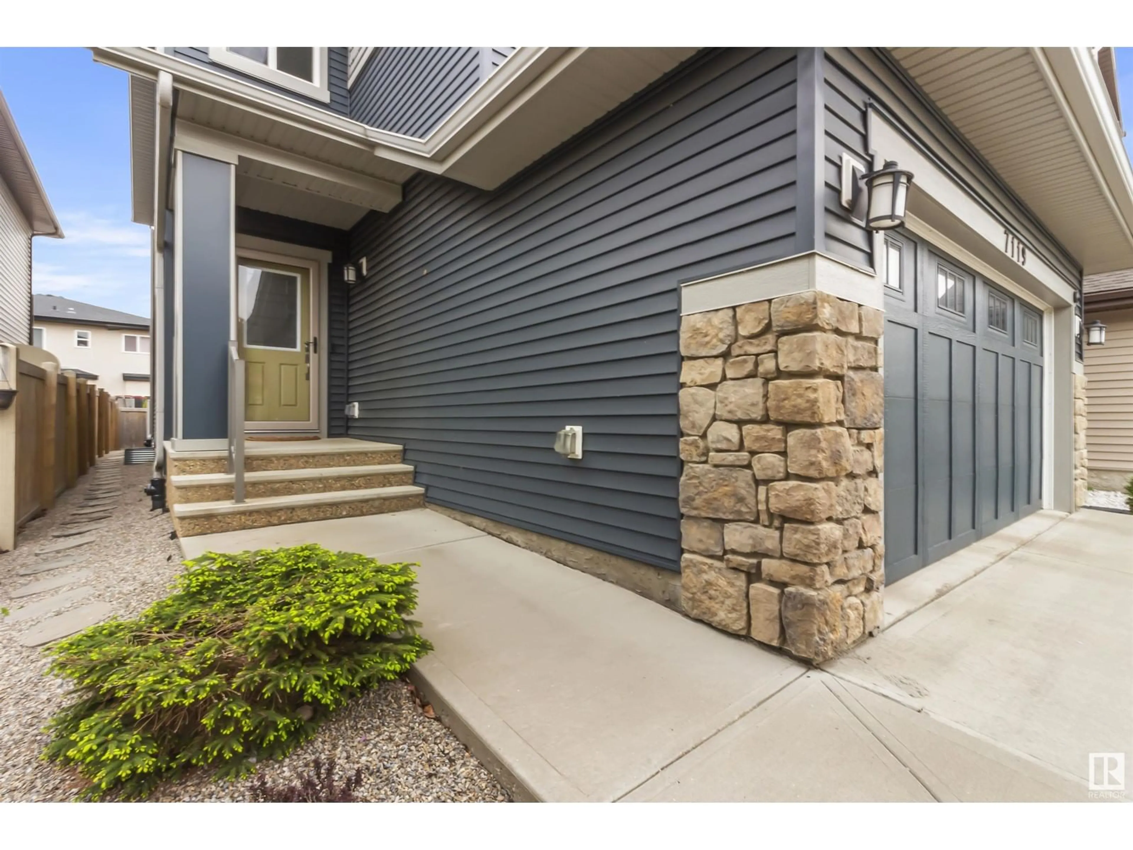 Indoor entryway for 7119 172 AV, Edmonton Alberta T5Z0K7