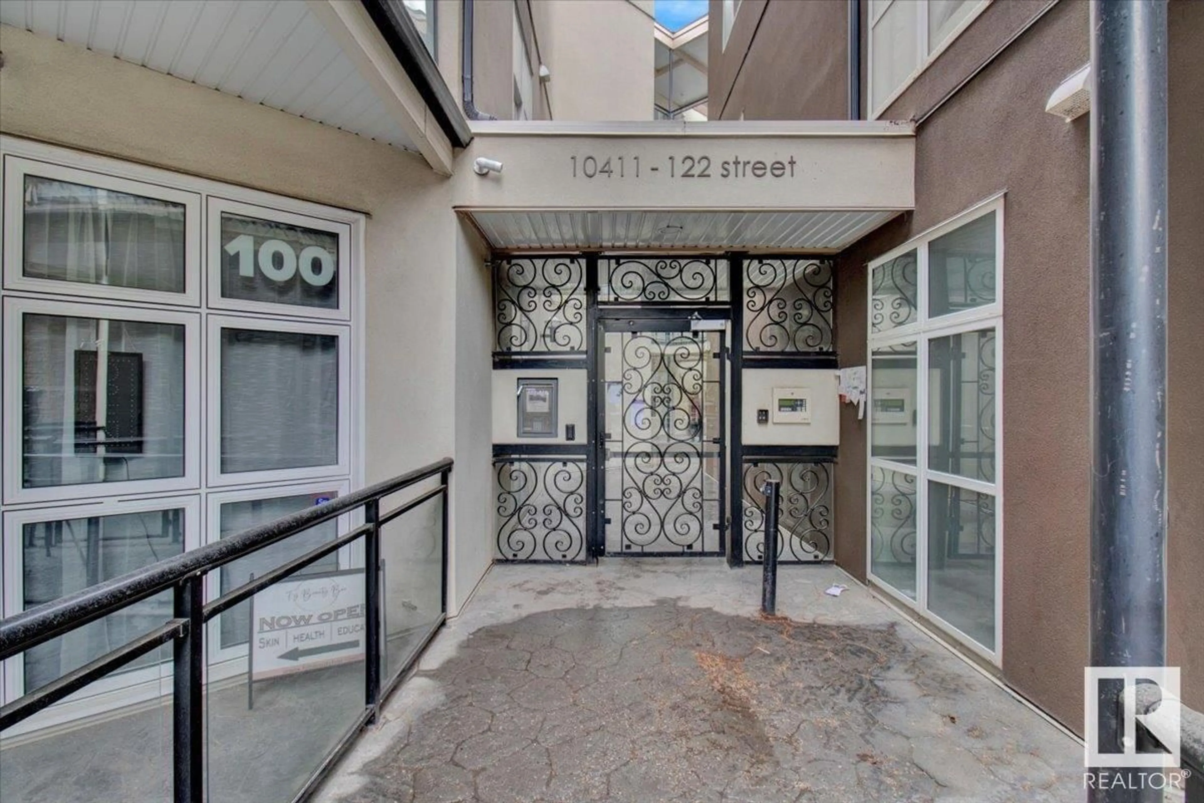 Indoor foyer for #212 - 10411 122 ST, Edmonton Alberta T5N4C2