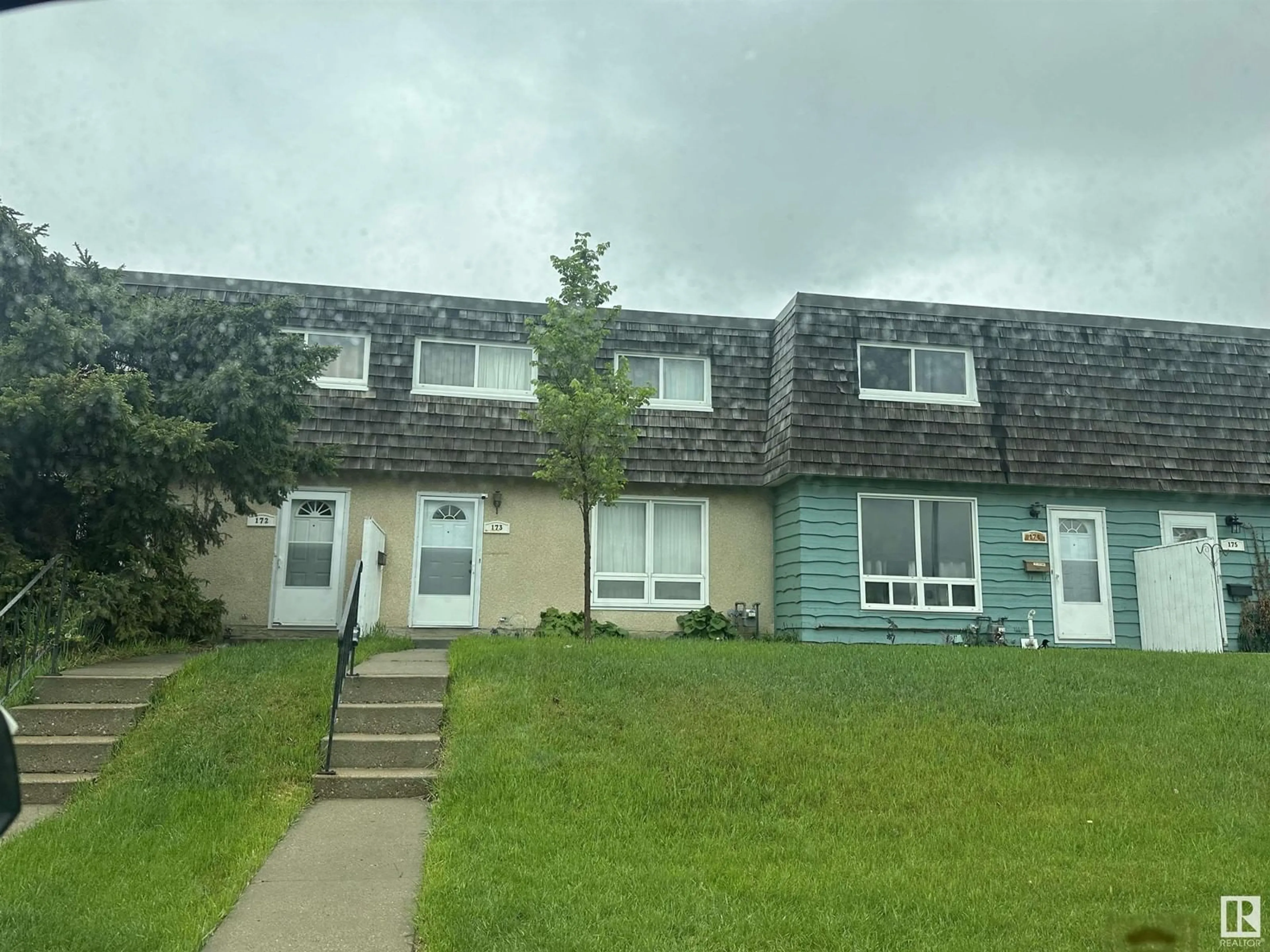 A pic from outside/outdoor area/front of a property/back of a property/a pic from drone, unknown for 173 MAYFAIR MEWS ME, Edmonton Alberta T5E5R7