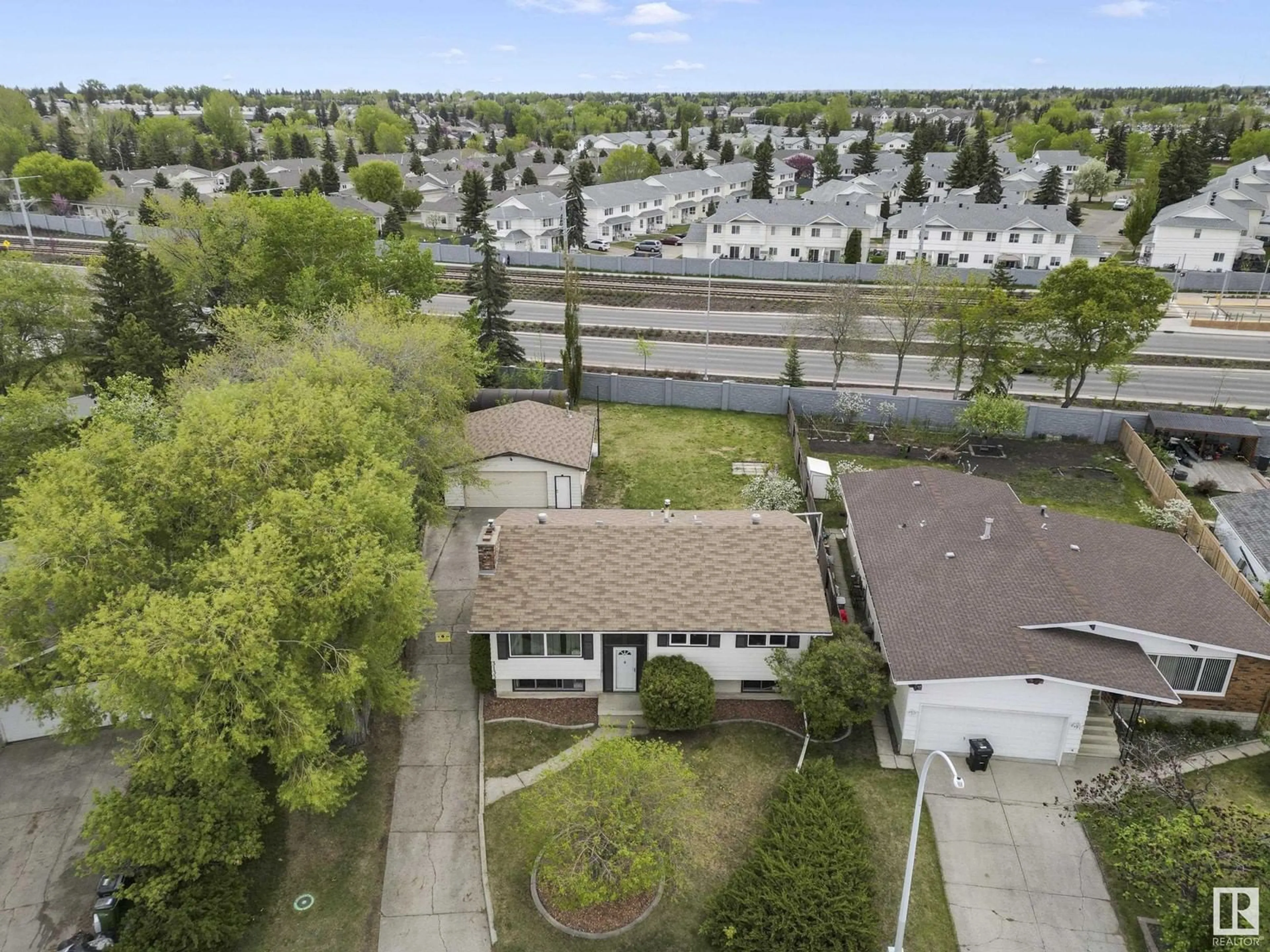 A pic from outside/outdoor area/front of a property/back of a property/a pic from drone, unknown for 3135 67 ST, Edmonton Alberta T6K1M1