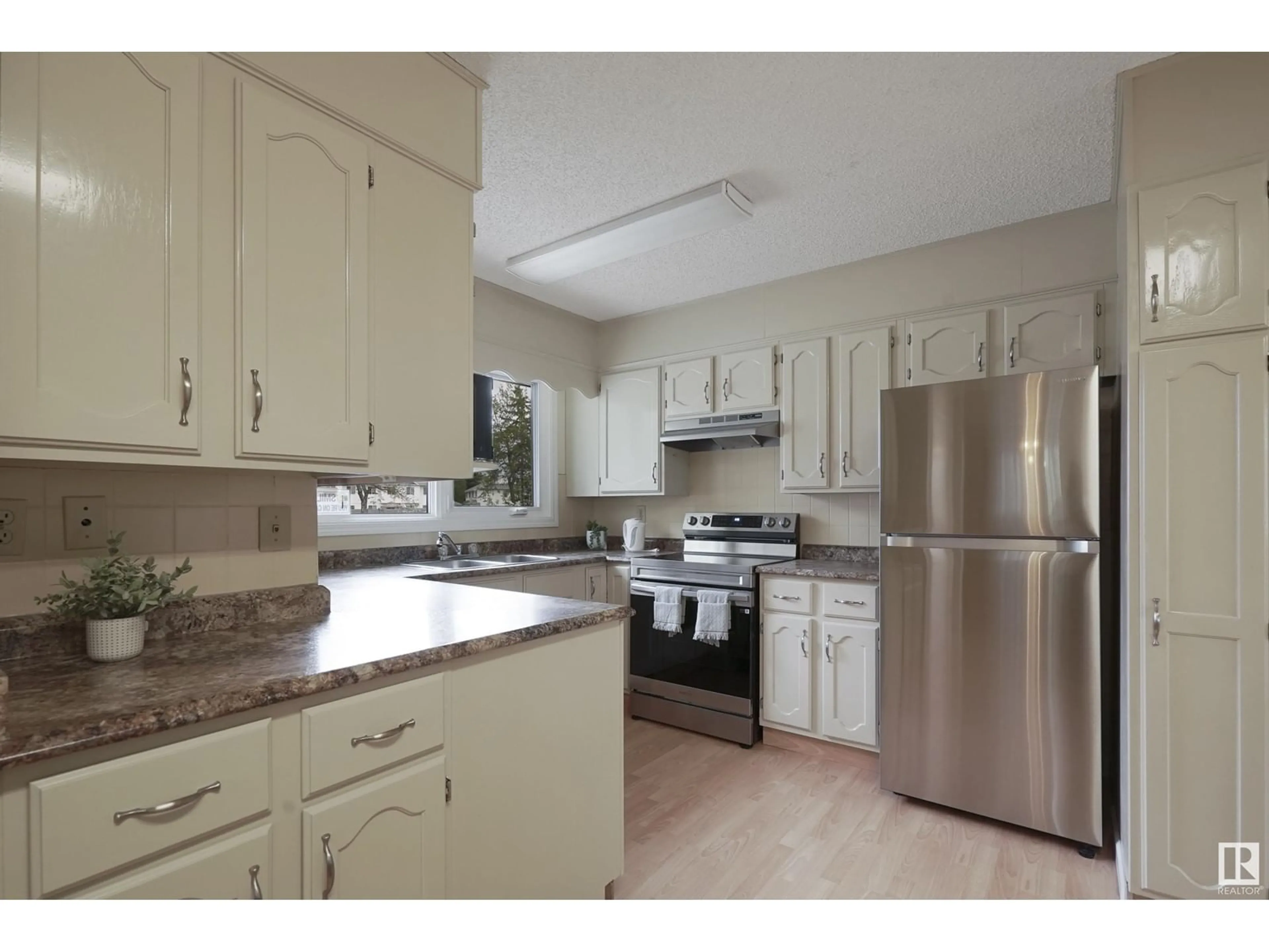 Standard kitchen, unknown for 3135 67 ST, Edmonton Alberta T6K1M1