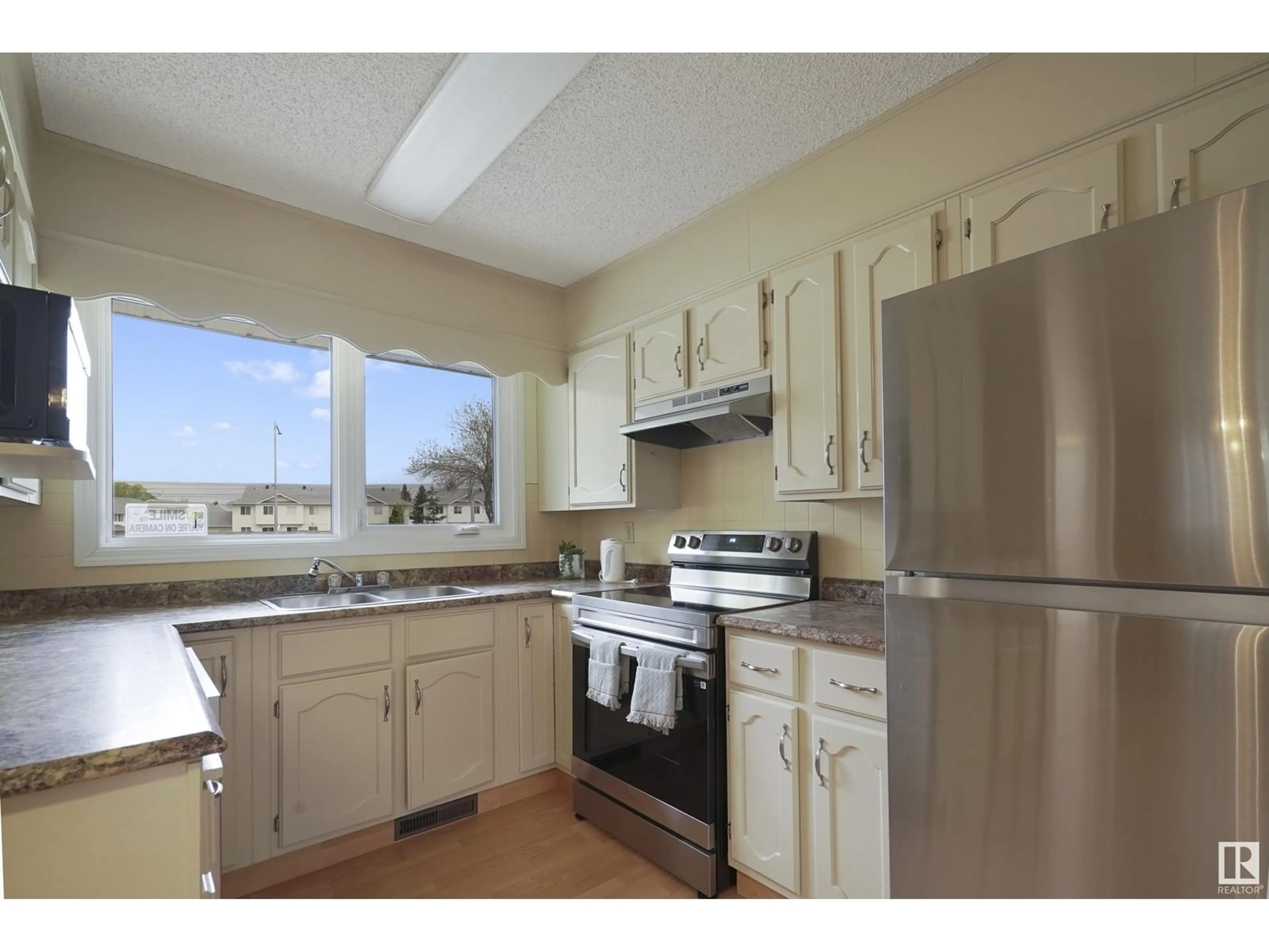 Standard kitchen, unknown for 3135 67 ST, Edmonton Alberta T6K1M1
