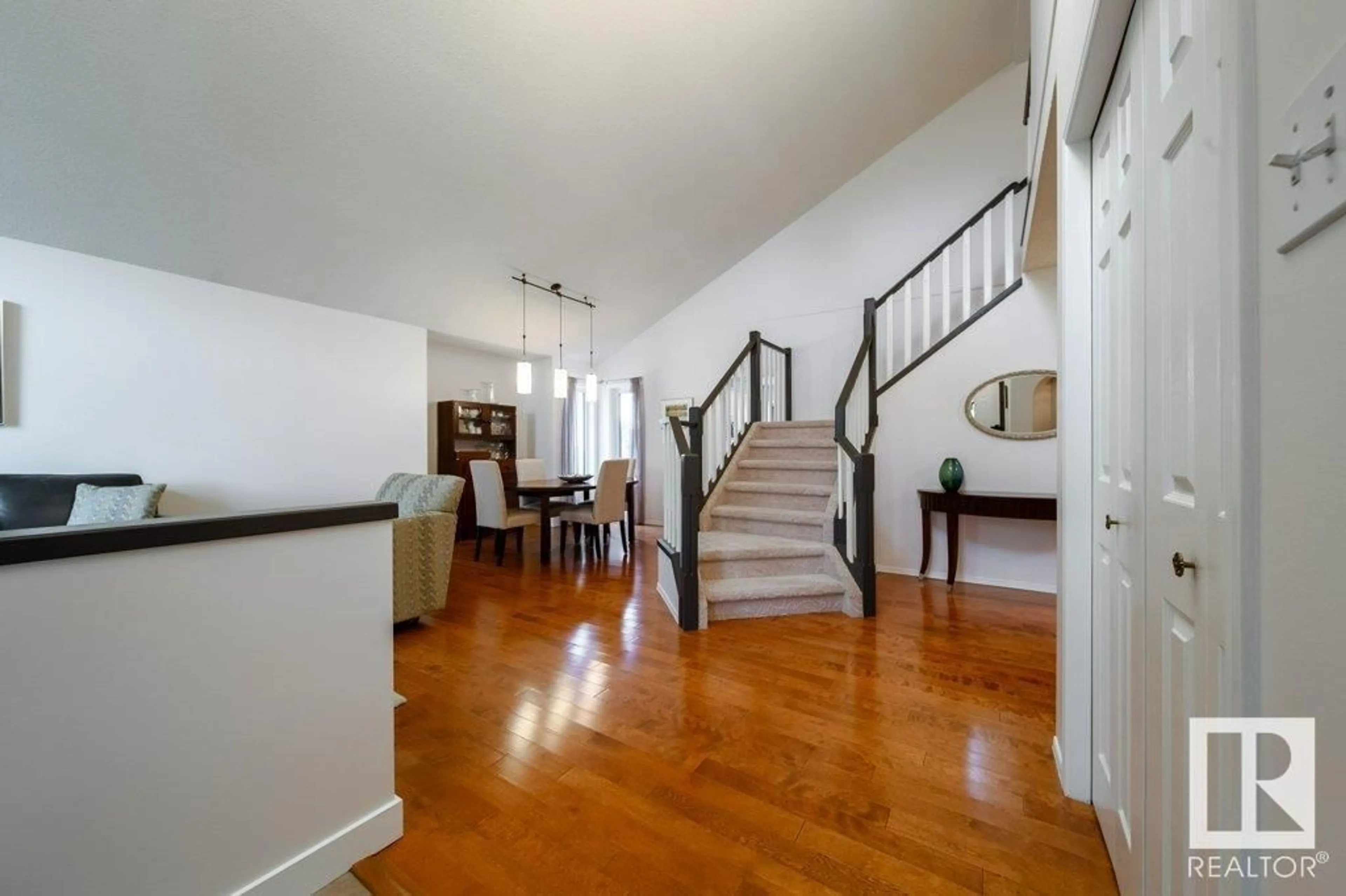 Indoor foyer for NW - 1025 112 ST, Edmonton Alberta T6J6S1