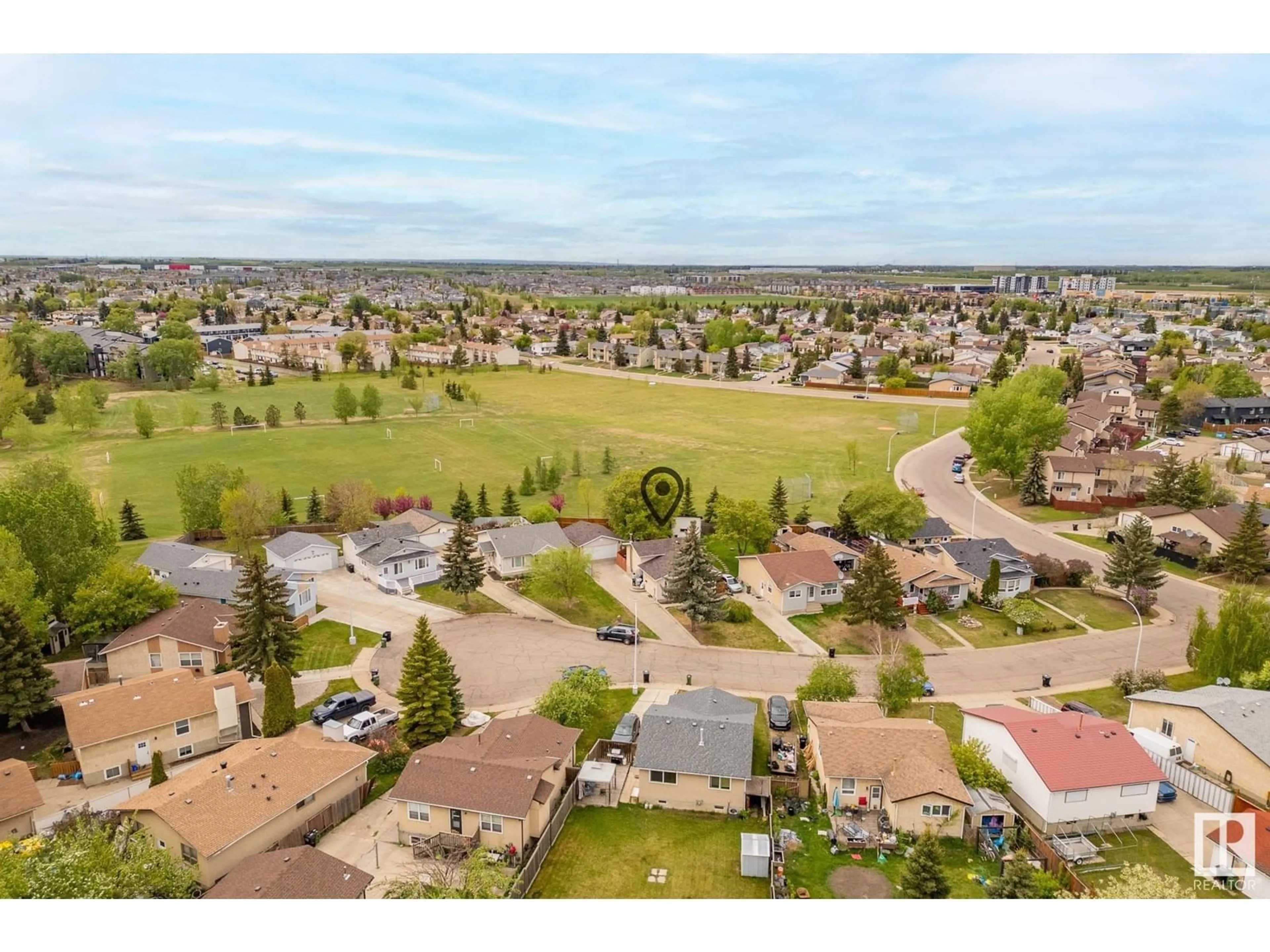 A pic from outside/outdoor area/front of a property/back of a property/a pic from drone, unknown for 187 WARWICK RD, Edmonton Alberta T5X4P7