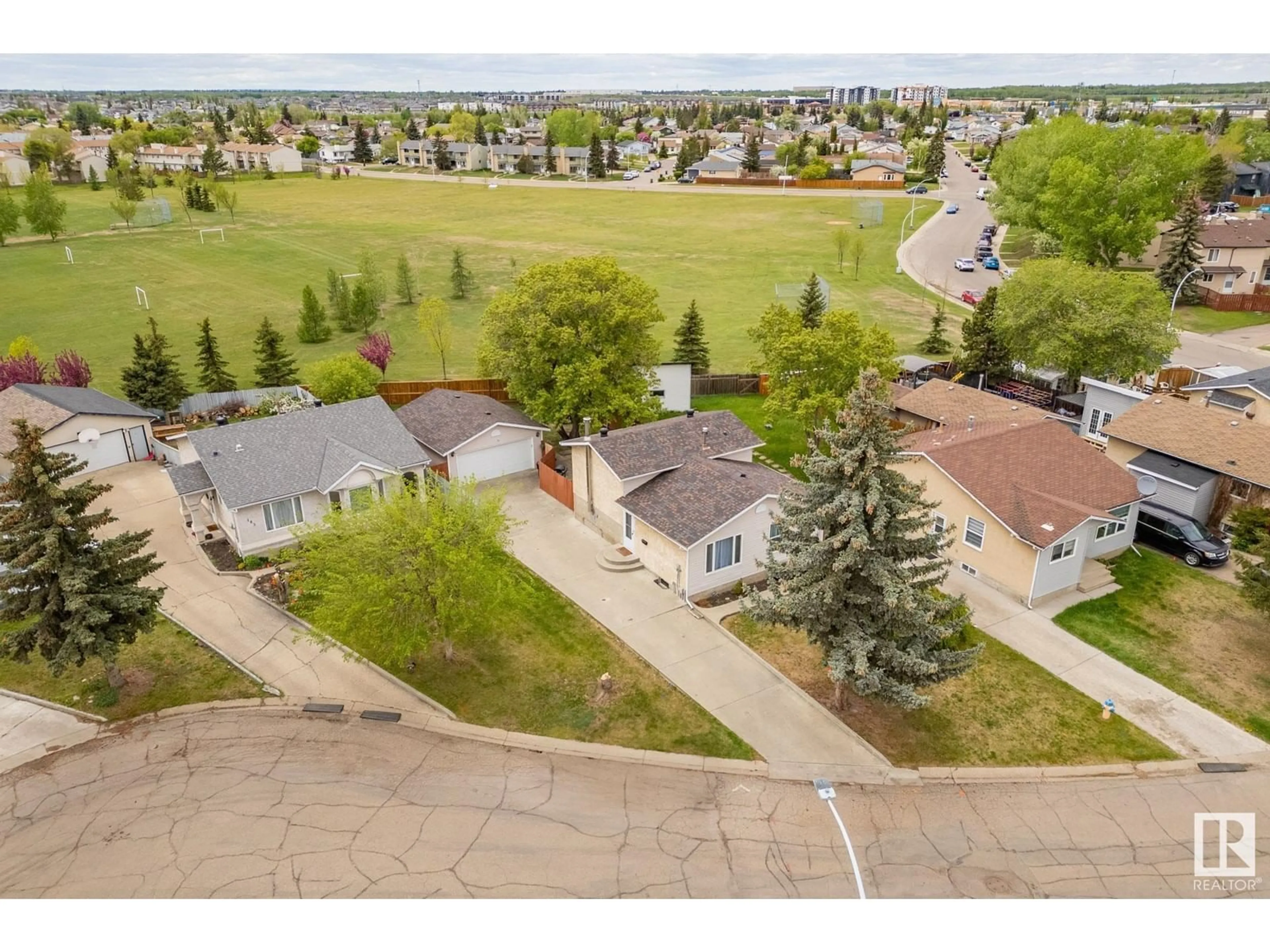 A pic from outside/outdoor area/front of a property/back of a property/a pic from drone, street for 187 WARWICK RD, Edmonton Alberta T5X4P7