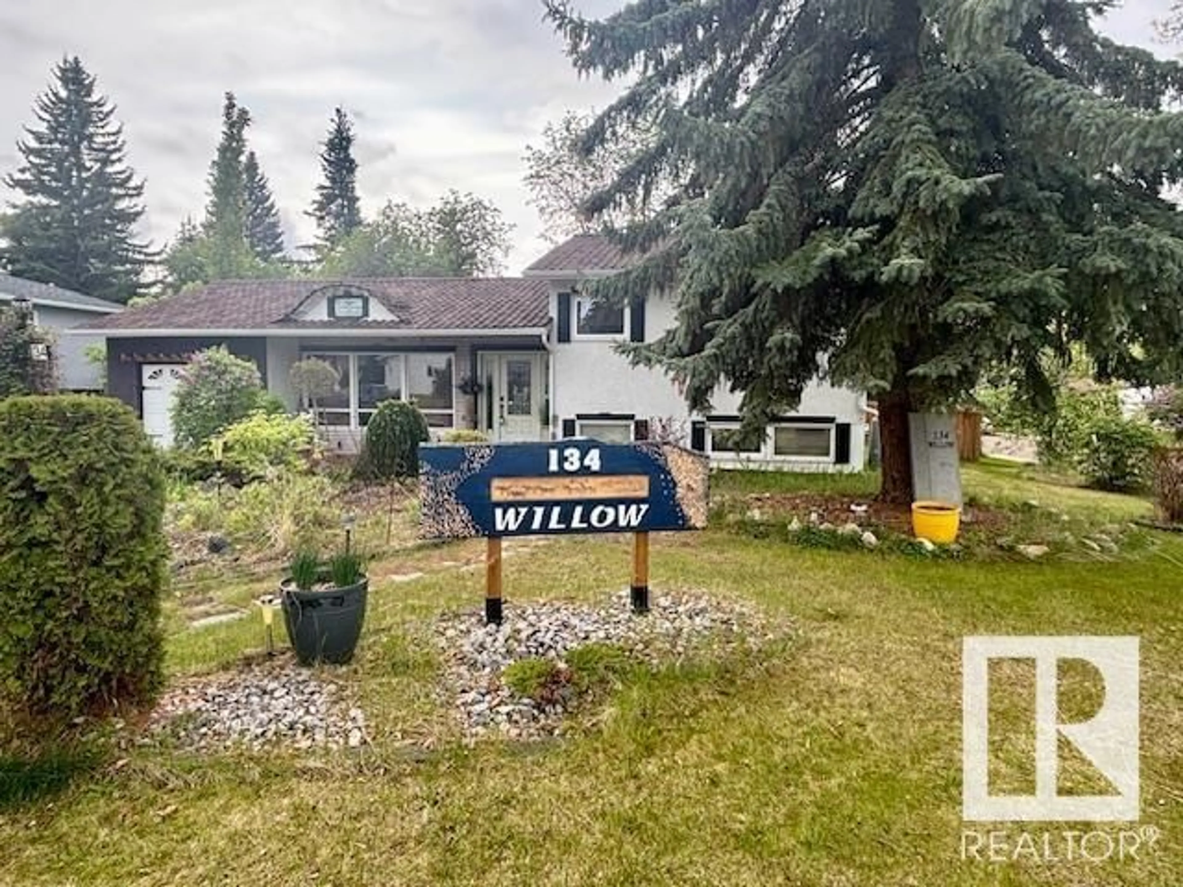A pic from outside/outdoor area/front of a property/back of a property/a pic from drone, unknown for 134 WILLOW ST, Sherwood Park Alberta T8A1P1