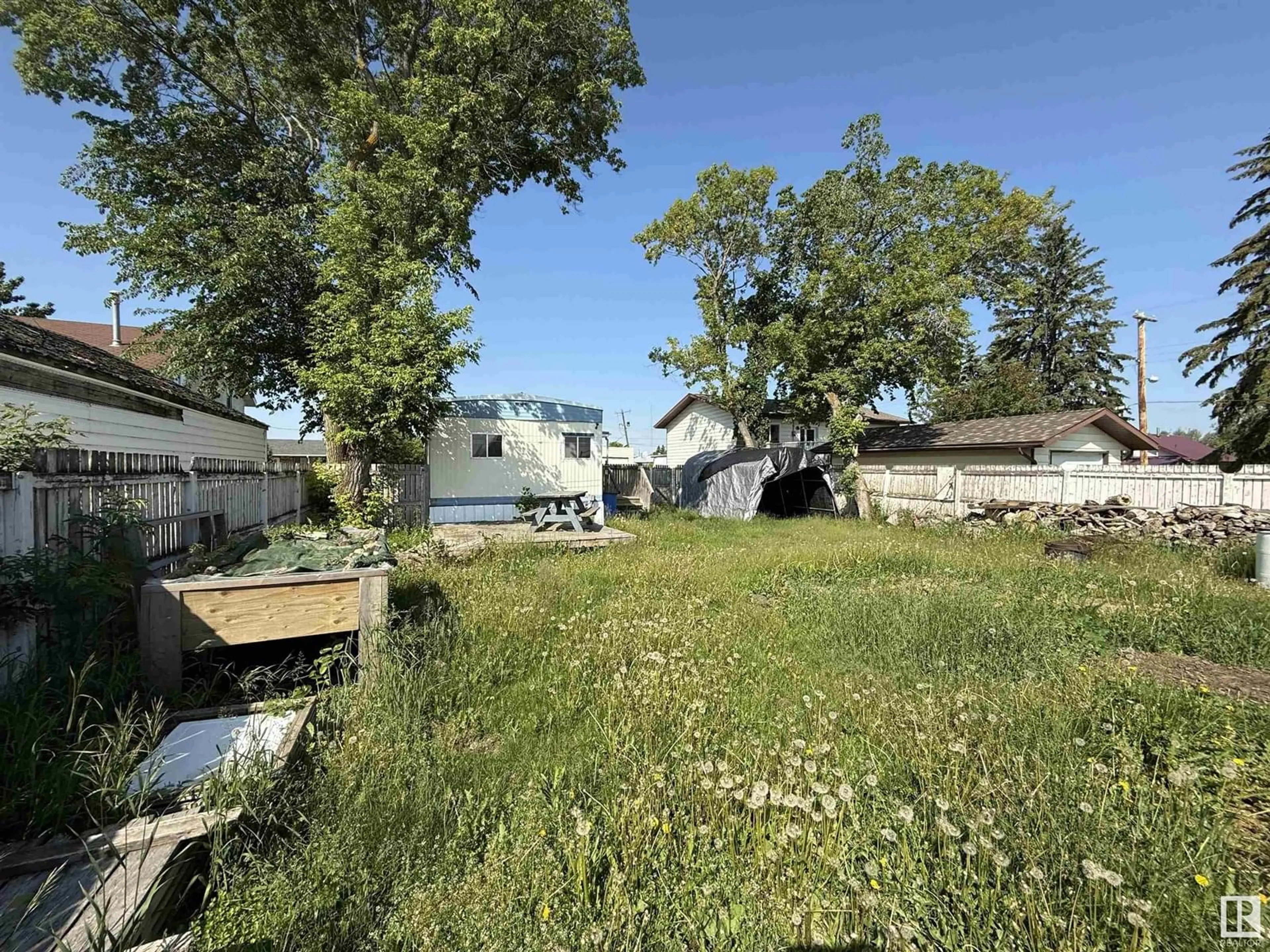 A pic from outside/outdoor area/front of a property/back of a property/a pic from drone, unknown for 3705 1ST ST, Mallaig Alberta T0A2K0
