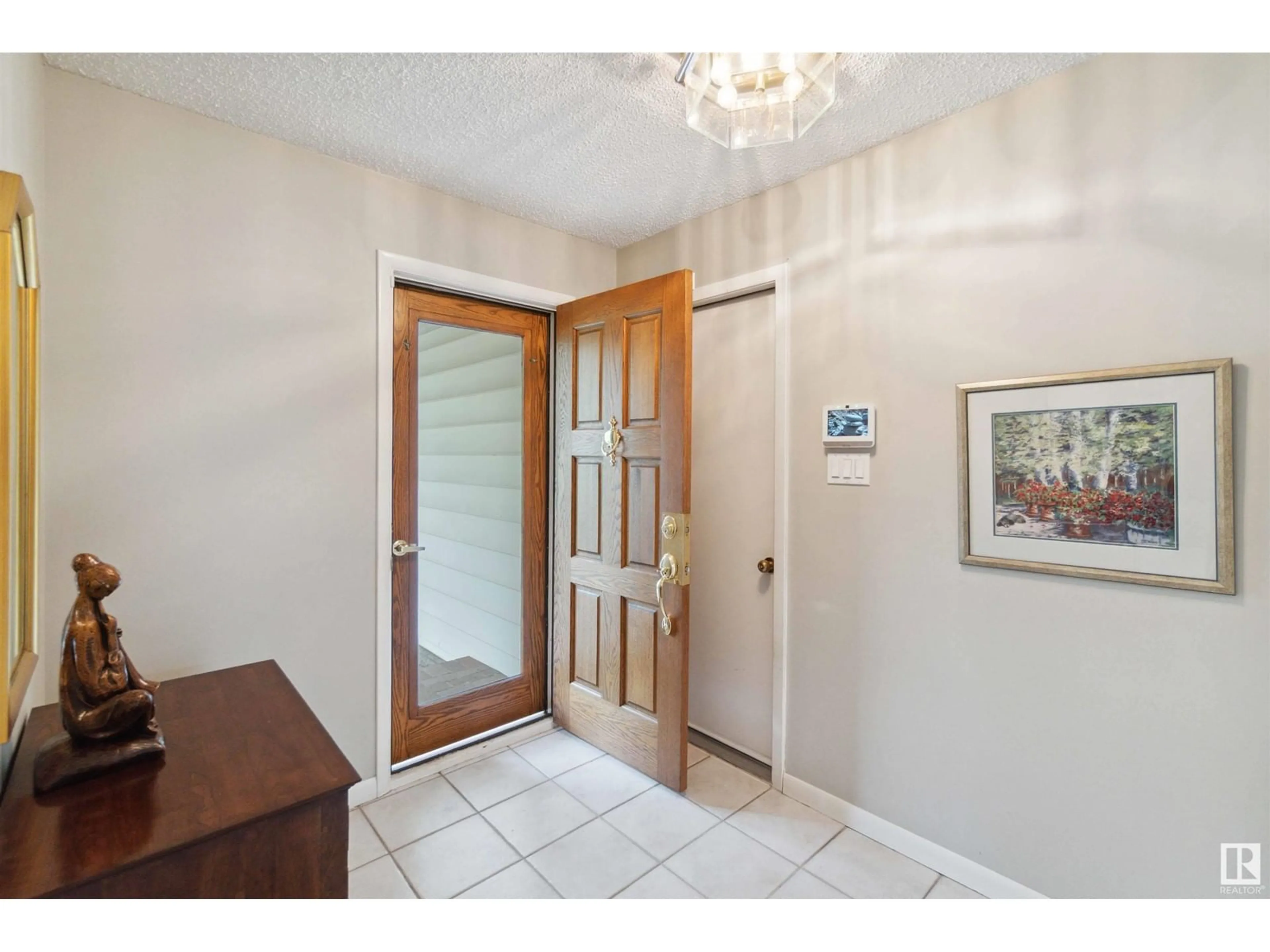 Indoor entryway for 4727 139 ST, Edmonton Alberta T6H3Z3