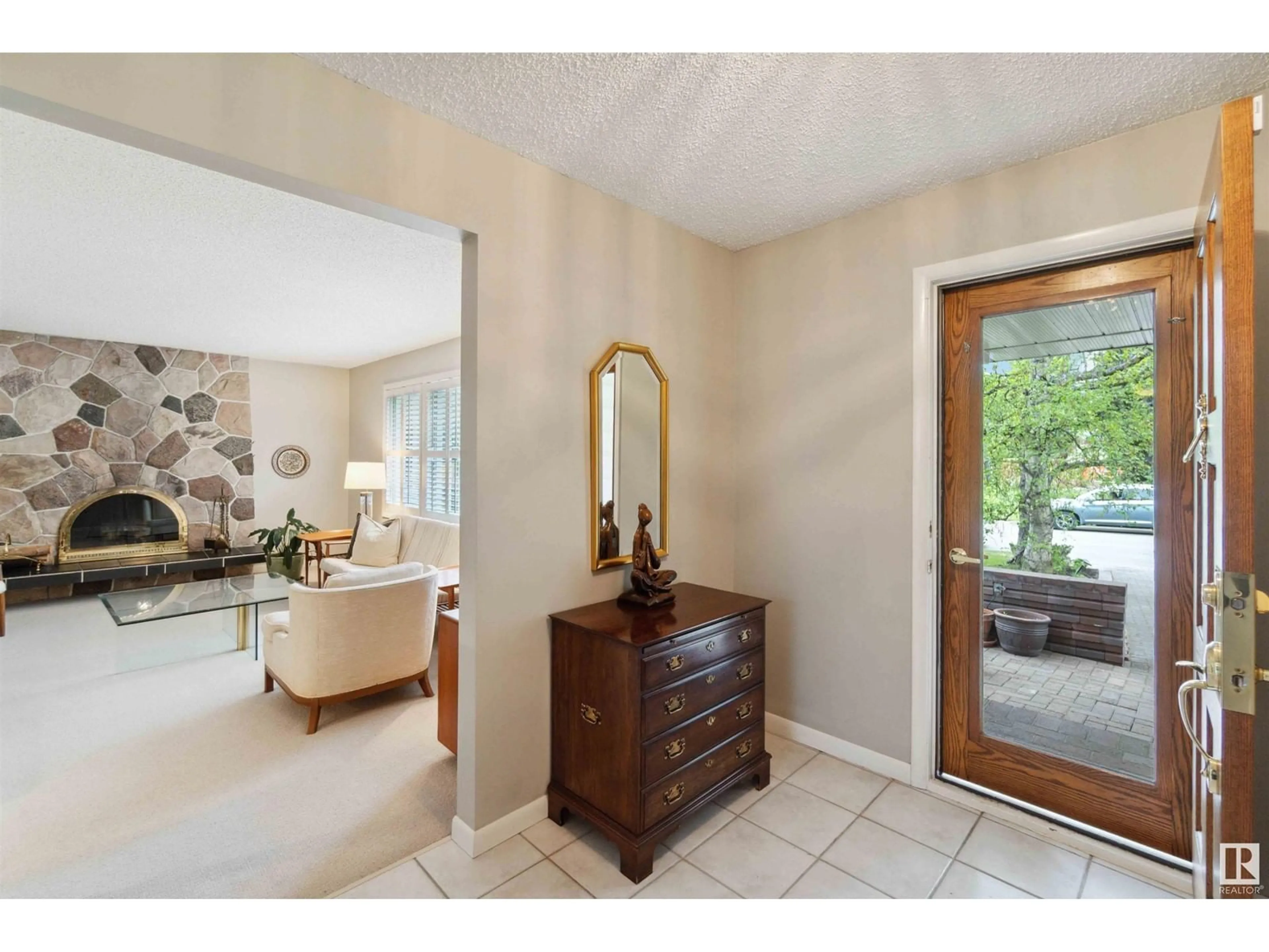 Indoor entryway for 4727 139 ST, Edmonton Alberta T6H3Z3