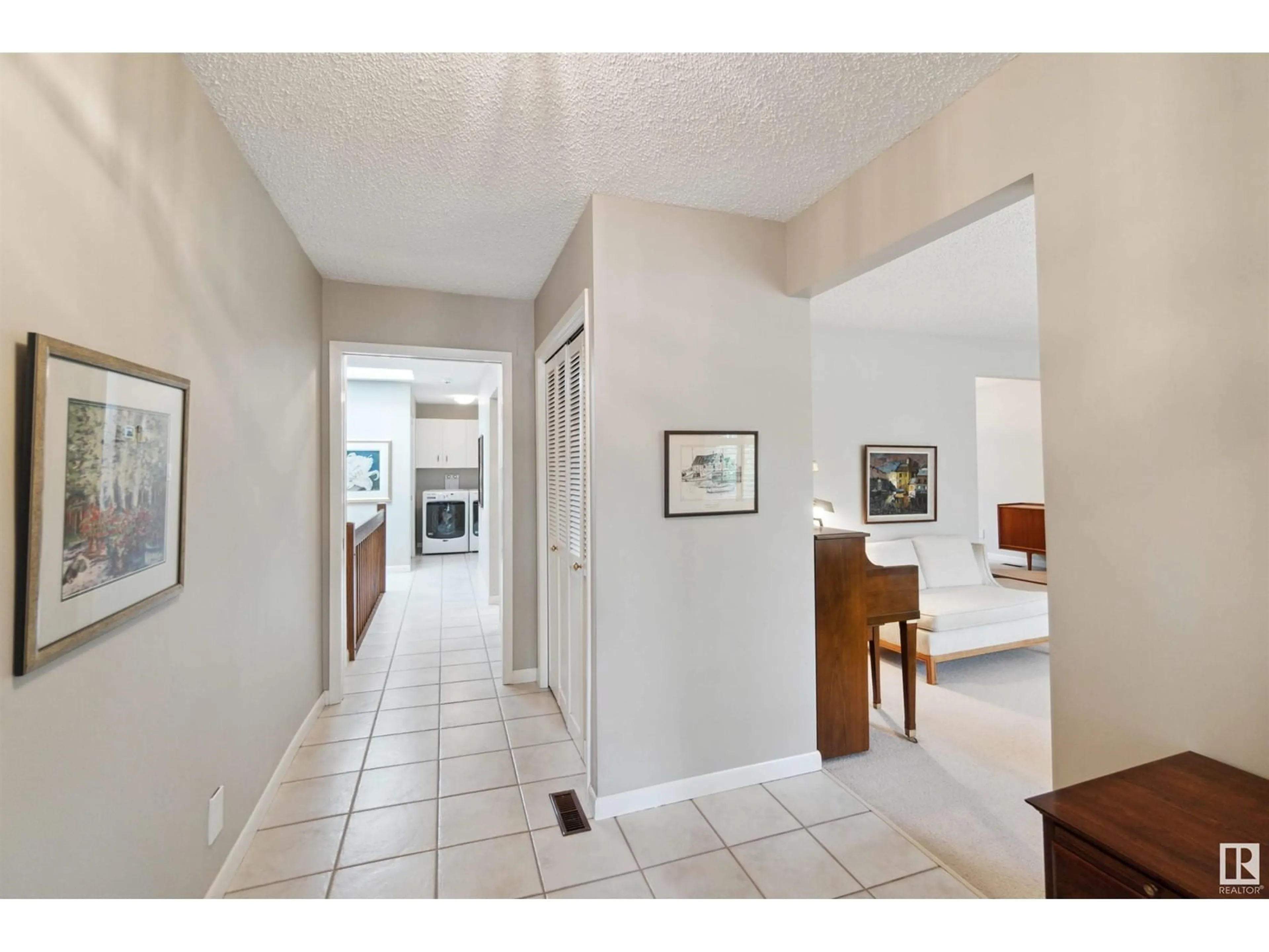 Indoor entryway for 4727 139 ST, Edmonton Alberta T6H3Z3