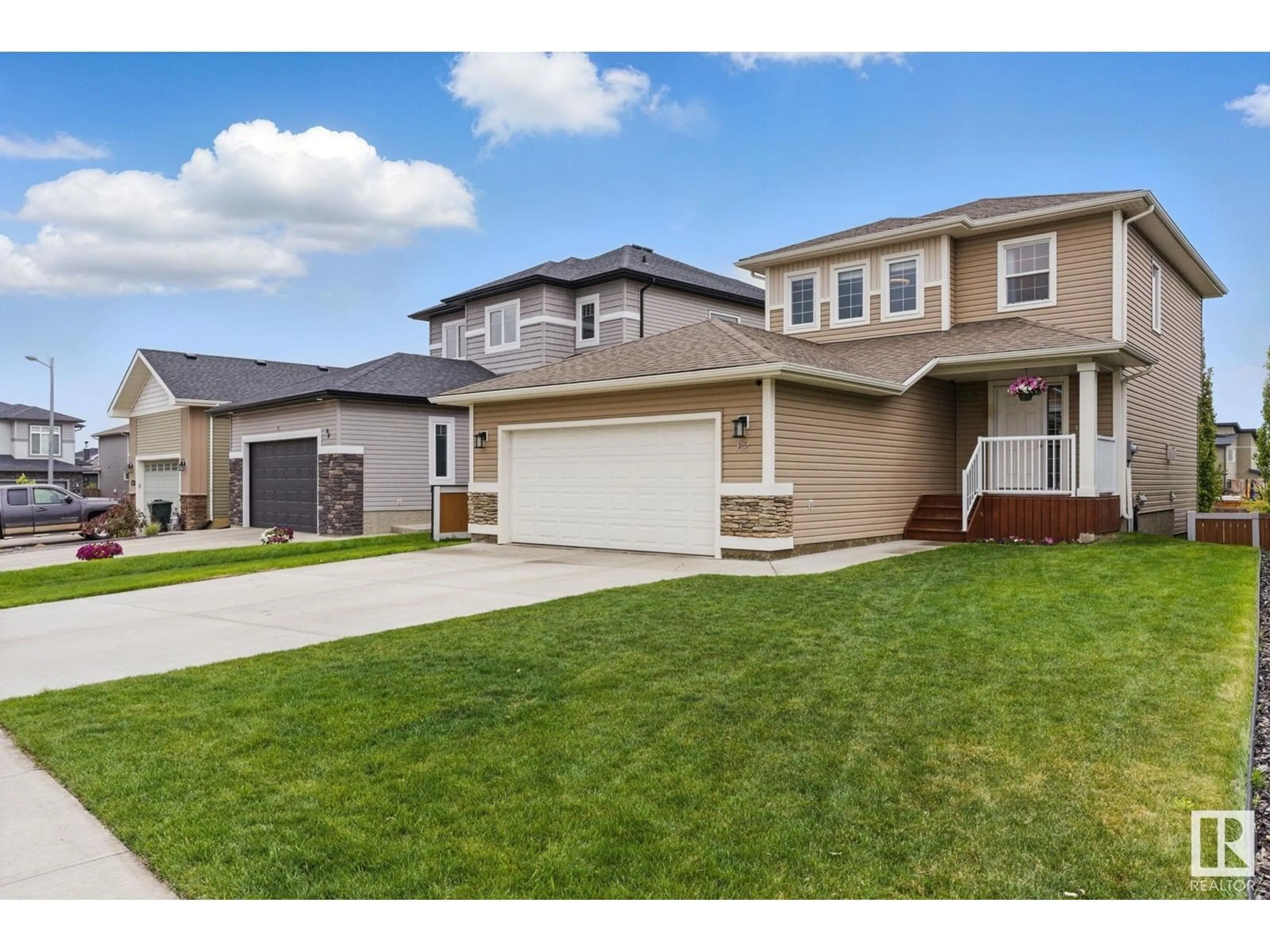 Home with vinyl exterior material, street for 62 HILLDOWNS DR, Spruce Grove Alberta T7X0J1