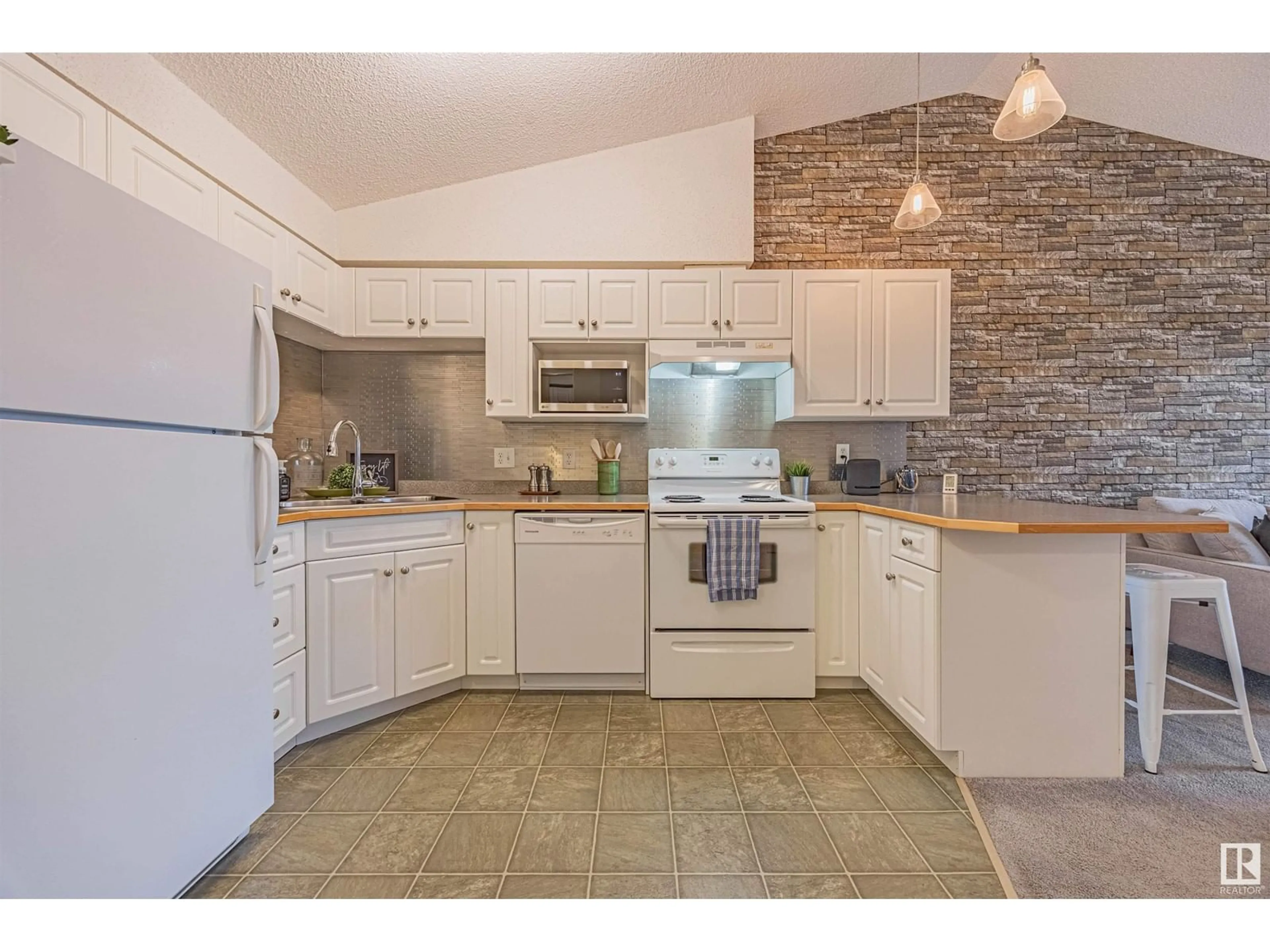 Standard kitchen, ceramic/tile floor for 7511 - 516 171 ST NW, Edmonton Alberta T5T6S7
