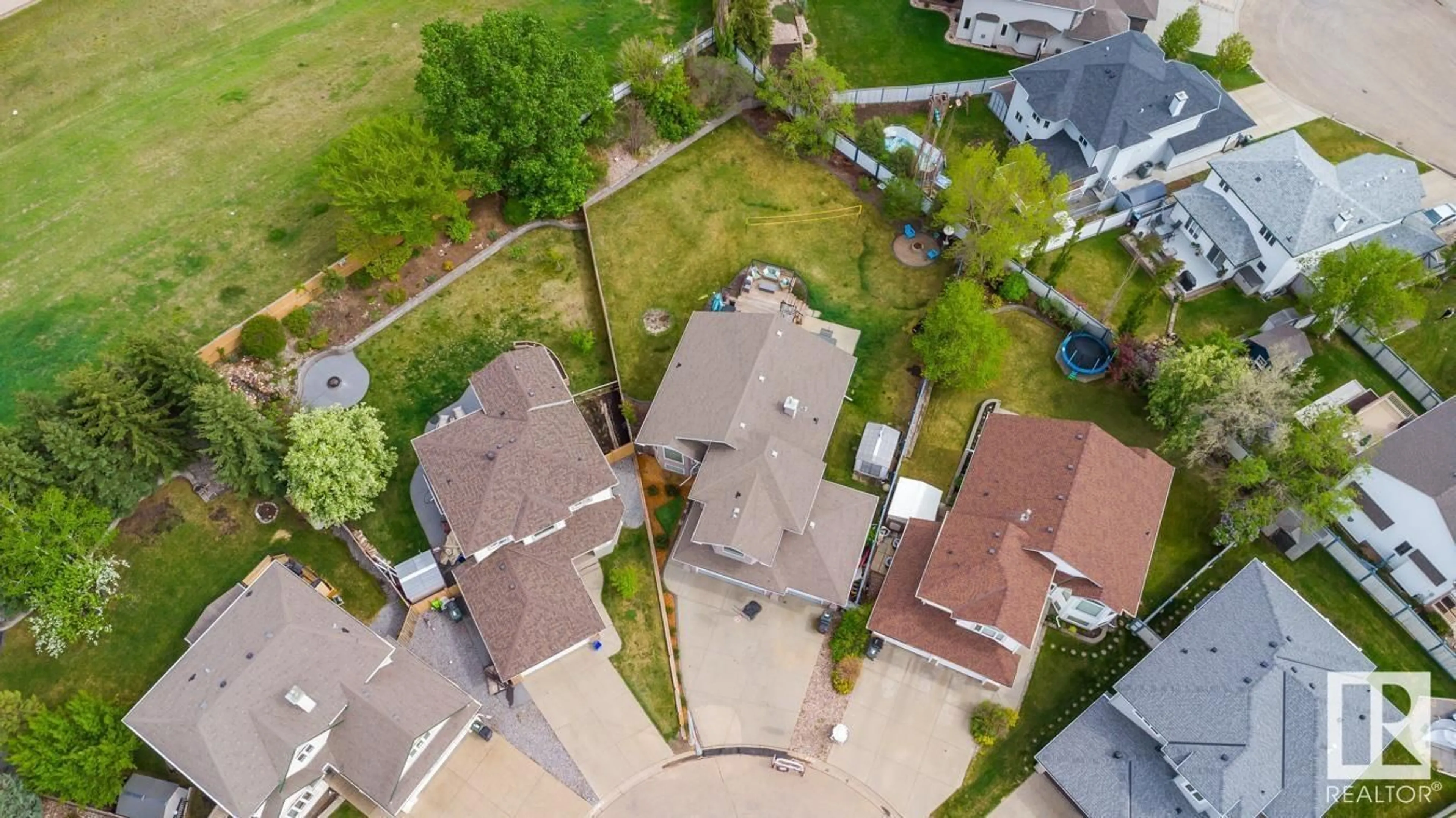A pic from outside/outdoor area/front of a property/back of a property/a pic from drone, street for 398 HERITAGE DR, Sherwood Park Alberta T8A5R3