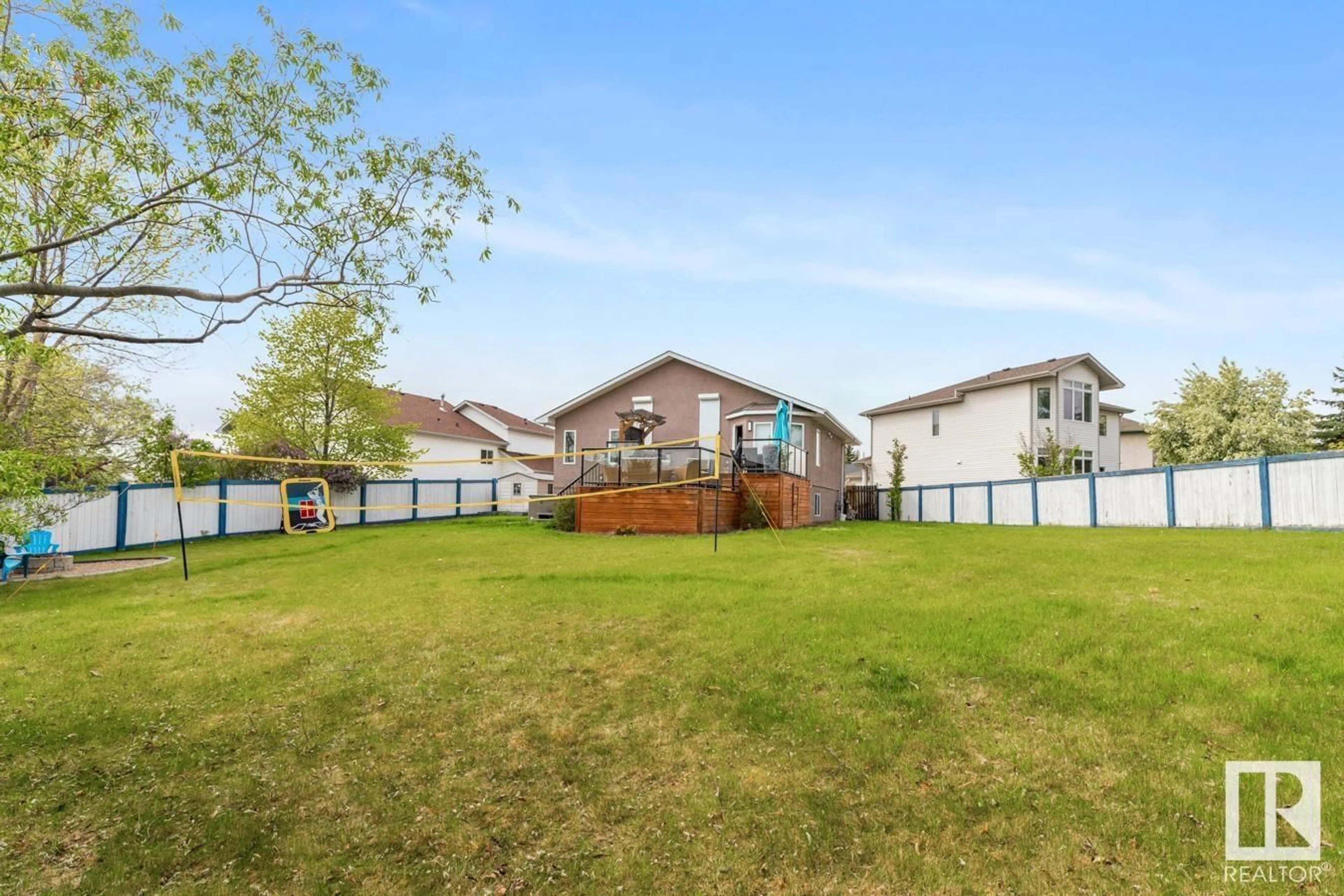 A pic from outside/outdoor area/front of a property/back of a property/a pic from drone, water/lake/river/ocean view for 398 HERITAGE DR, Sherwood Park Alberta T8A5R3