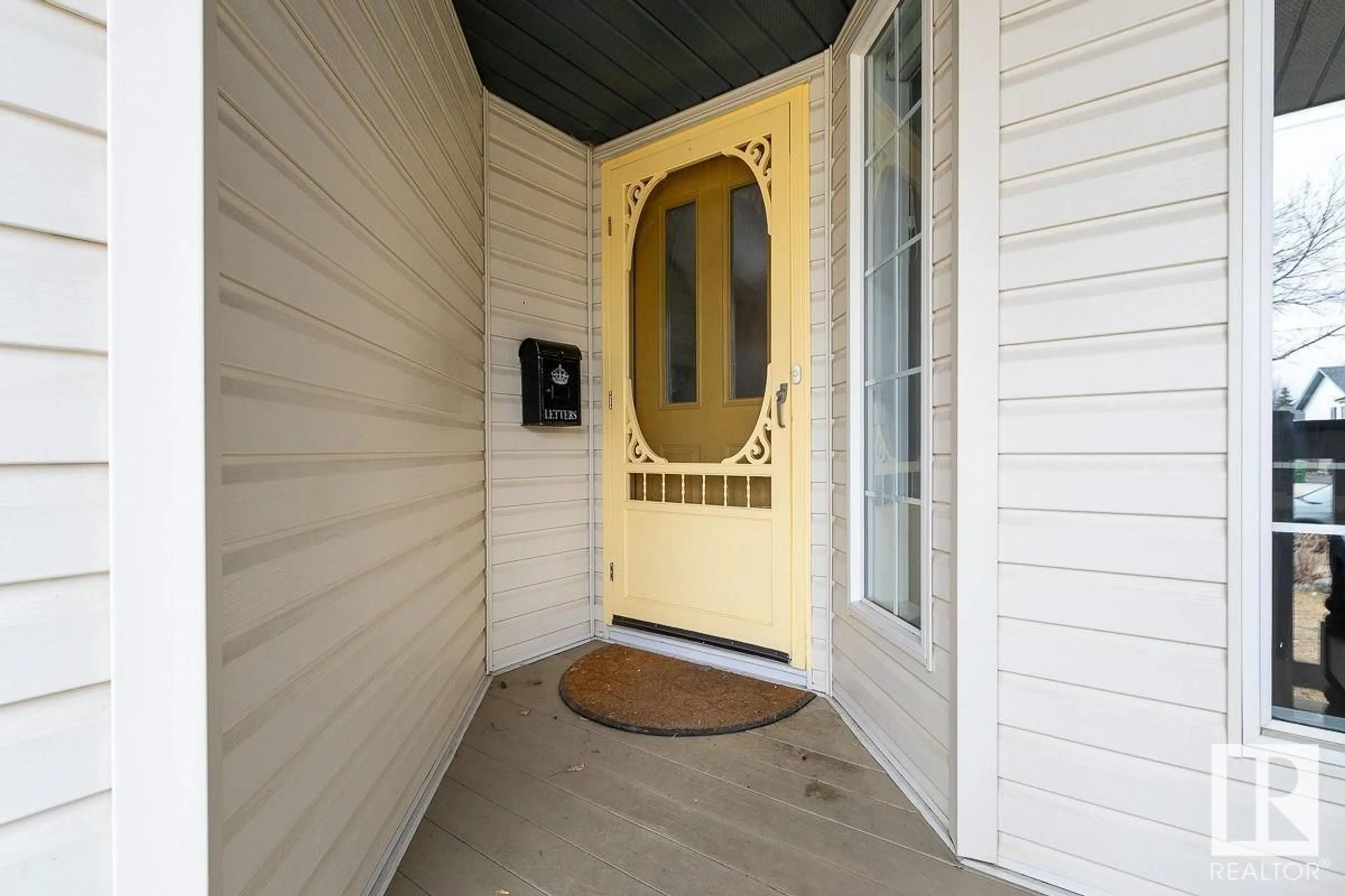Indoor entryway for 30 OAKRIDGE DR, St. Albert Alberta T8N6H9