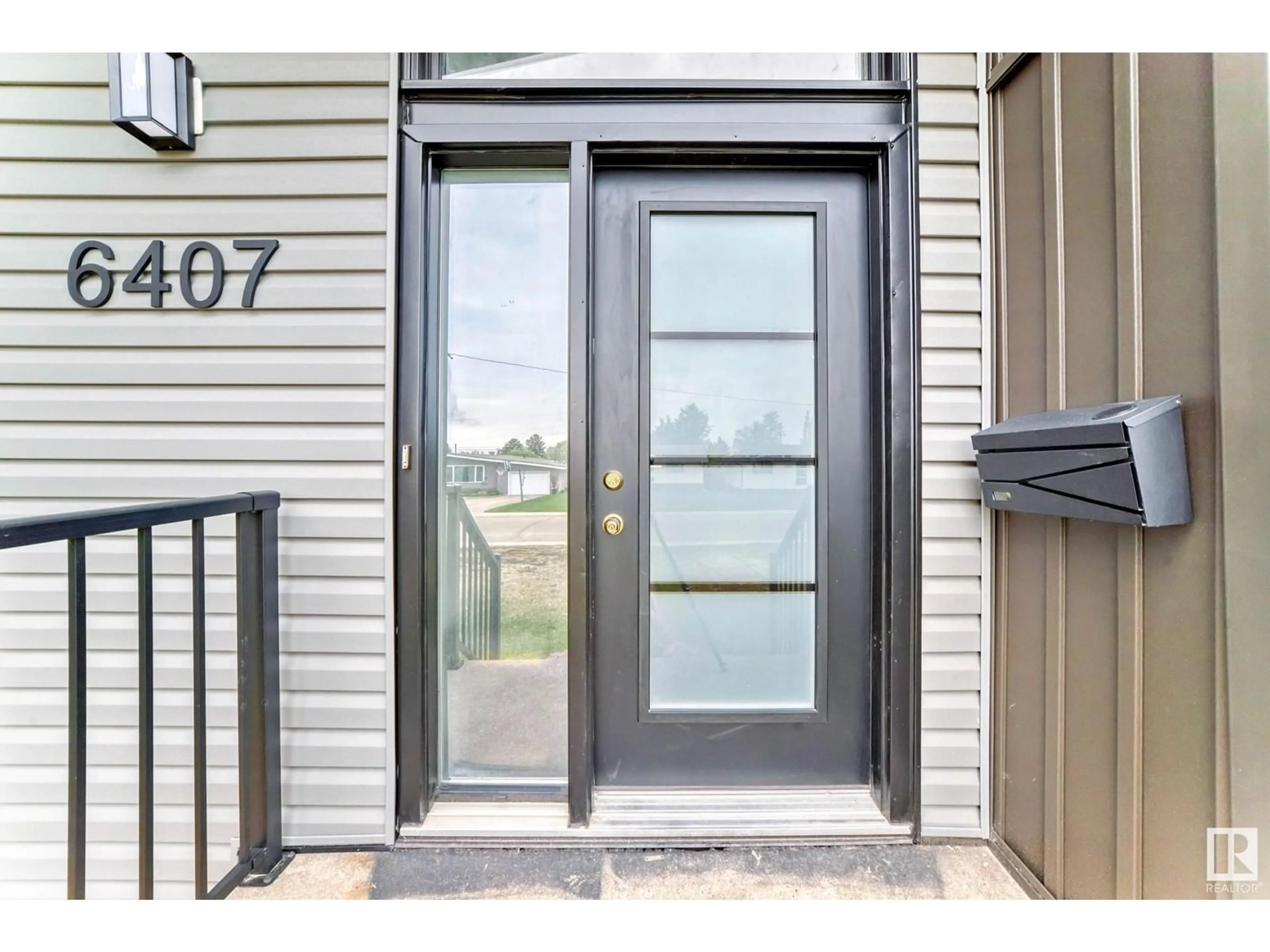 Indoor entryway for 6407 92A AV, Edmonton Alberta T6B0T5