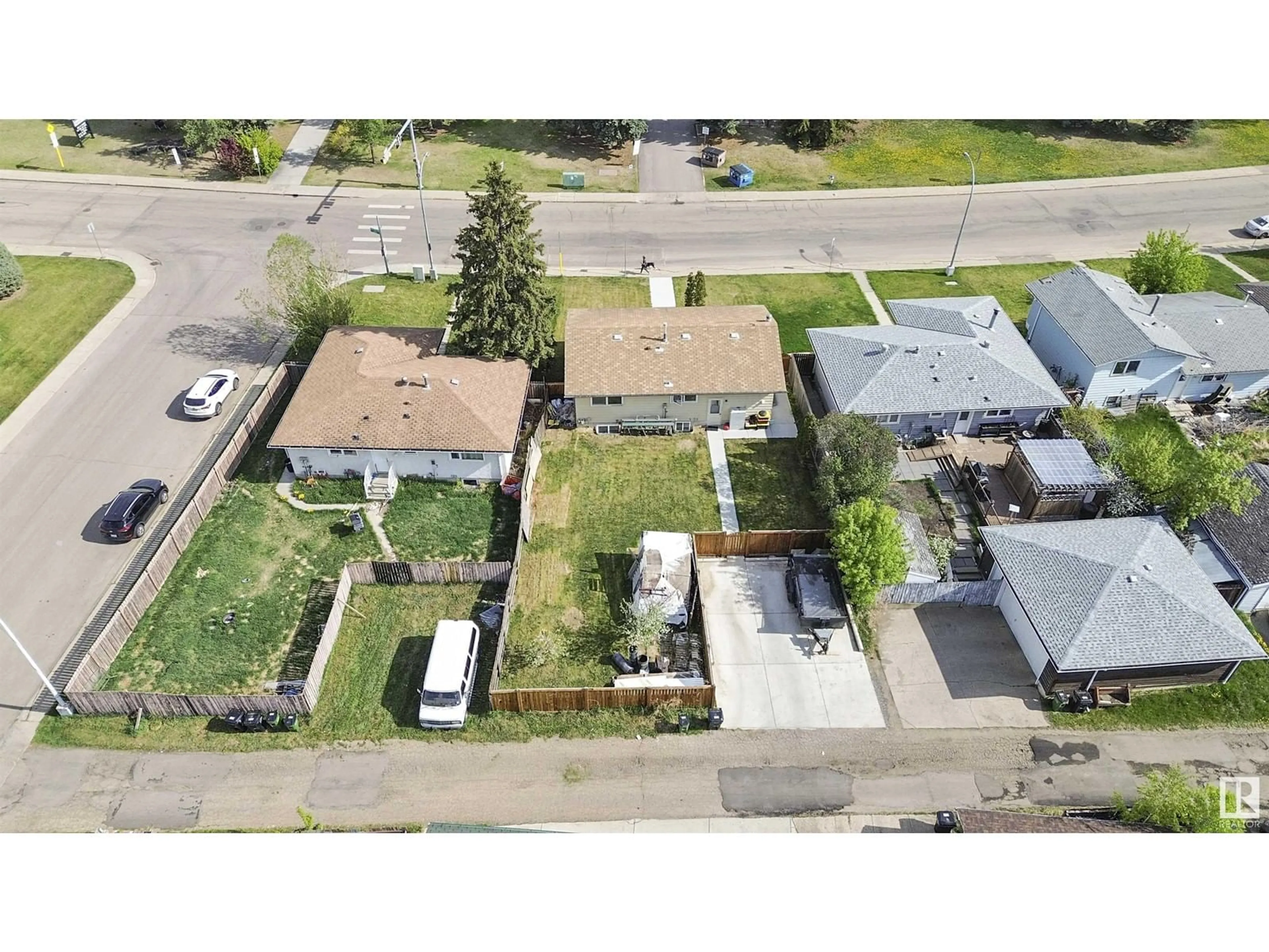 A pic from outside/outdoor area/front of a property/back of a property/a pic from drone, street for 936 KNOTTWOOD S, Edmonton Alberta T6K3C2