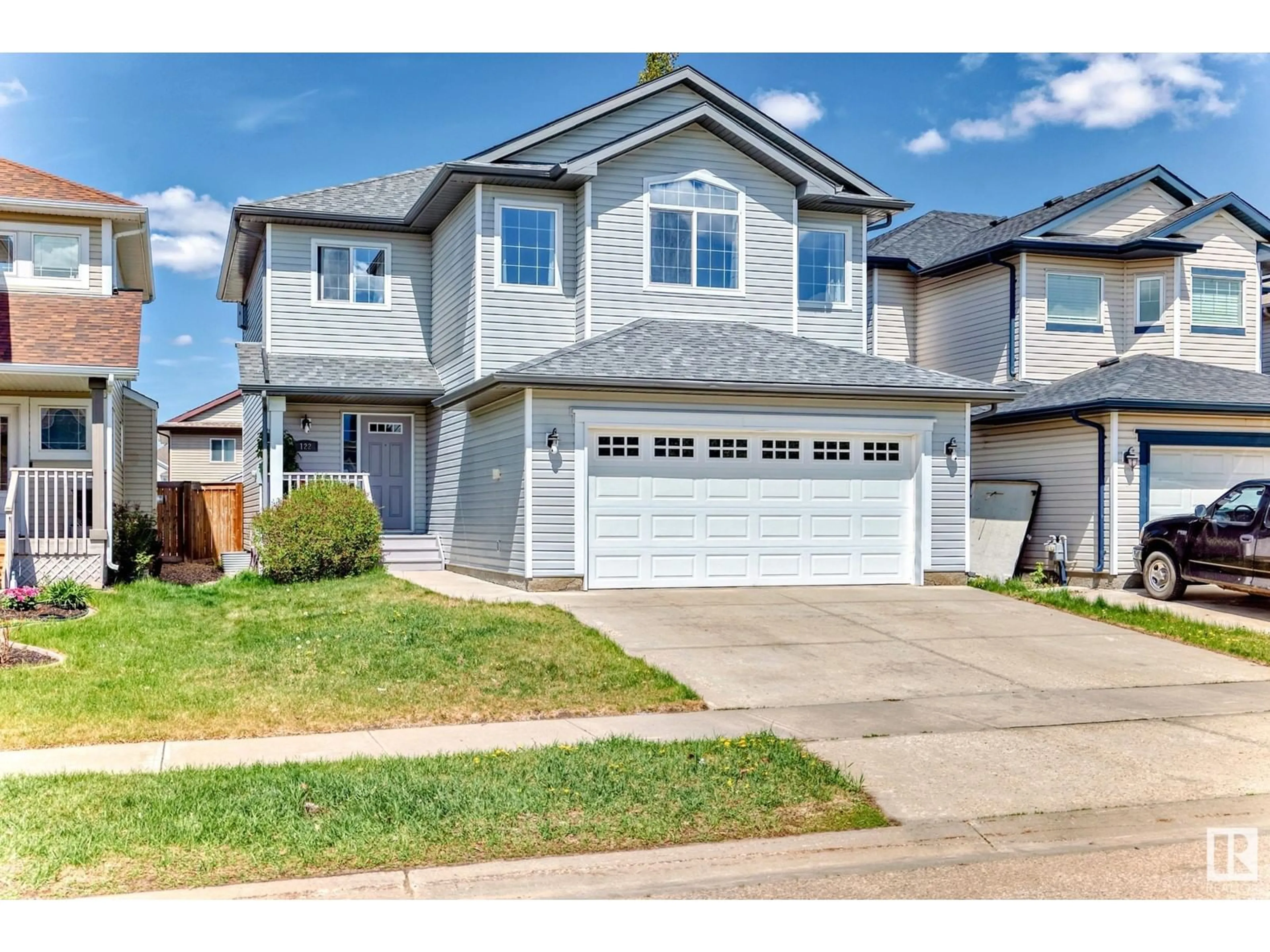 Home with vinyl exterior material, street for 122 BOXWOOD BN, Fort Saskatchewan Alberta T8L0A6