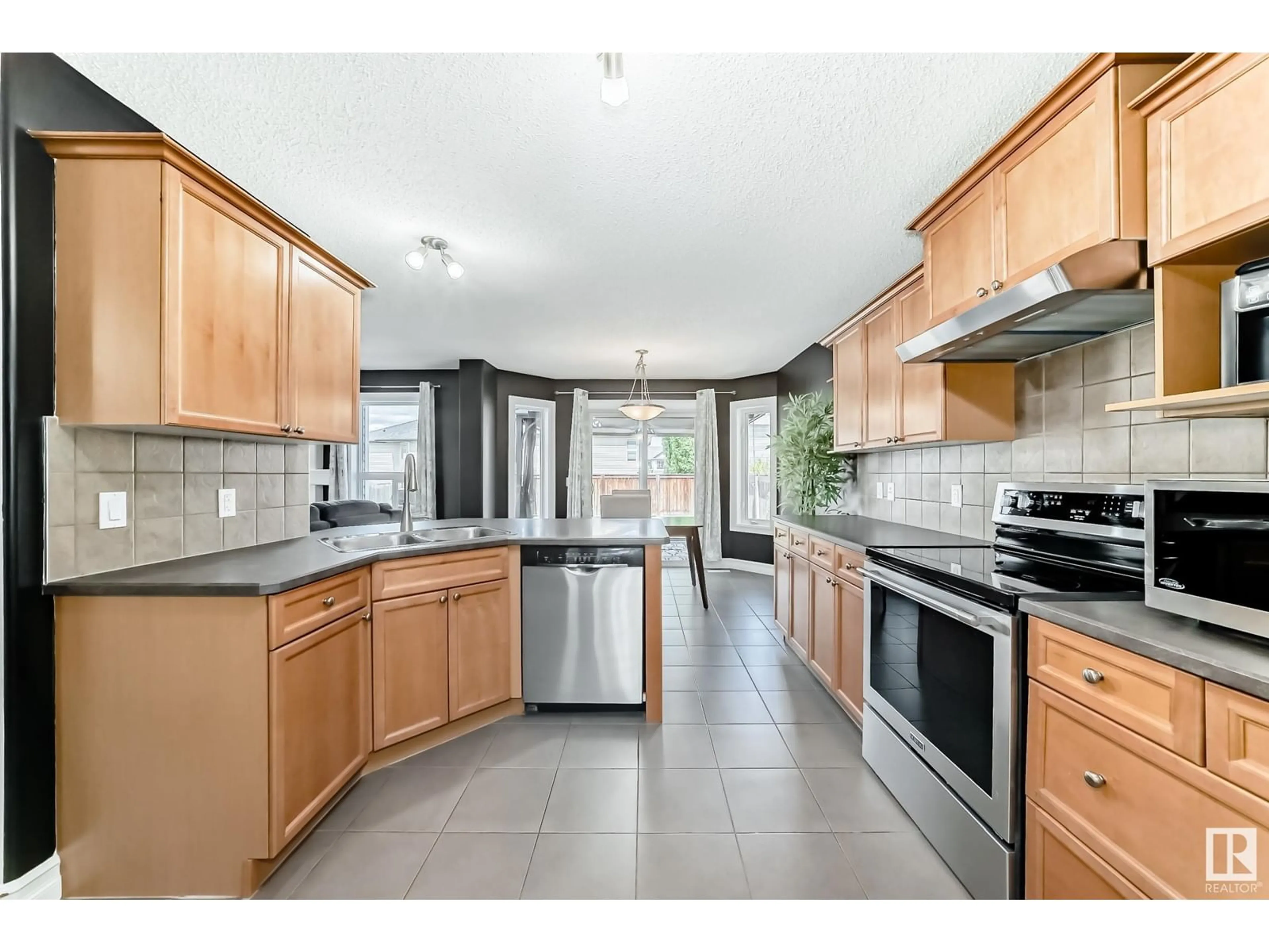 Open concept kitchen, ceramic/tile floor for 122 BOXWOOD BN, Fort Saskatchewan Alberta T8L0A6