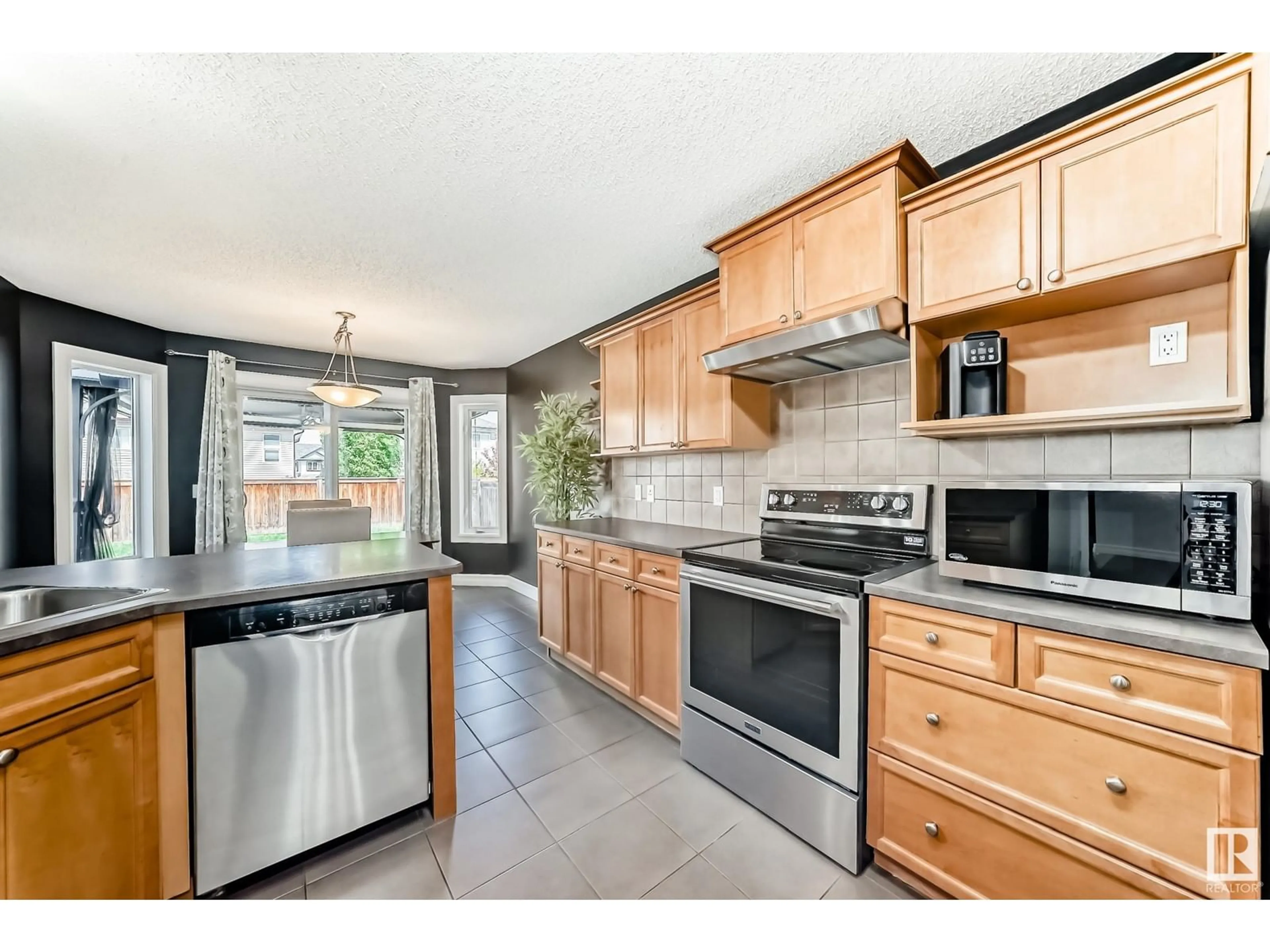 Open concept kitchen, ceramic/tile floor for 122 BOXWOOD BN, Fort Saskatchewan Alberta T8L0A6