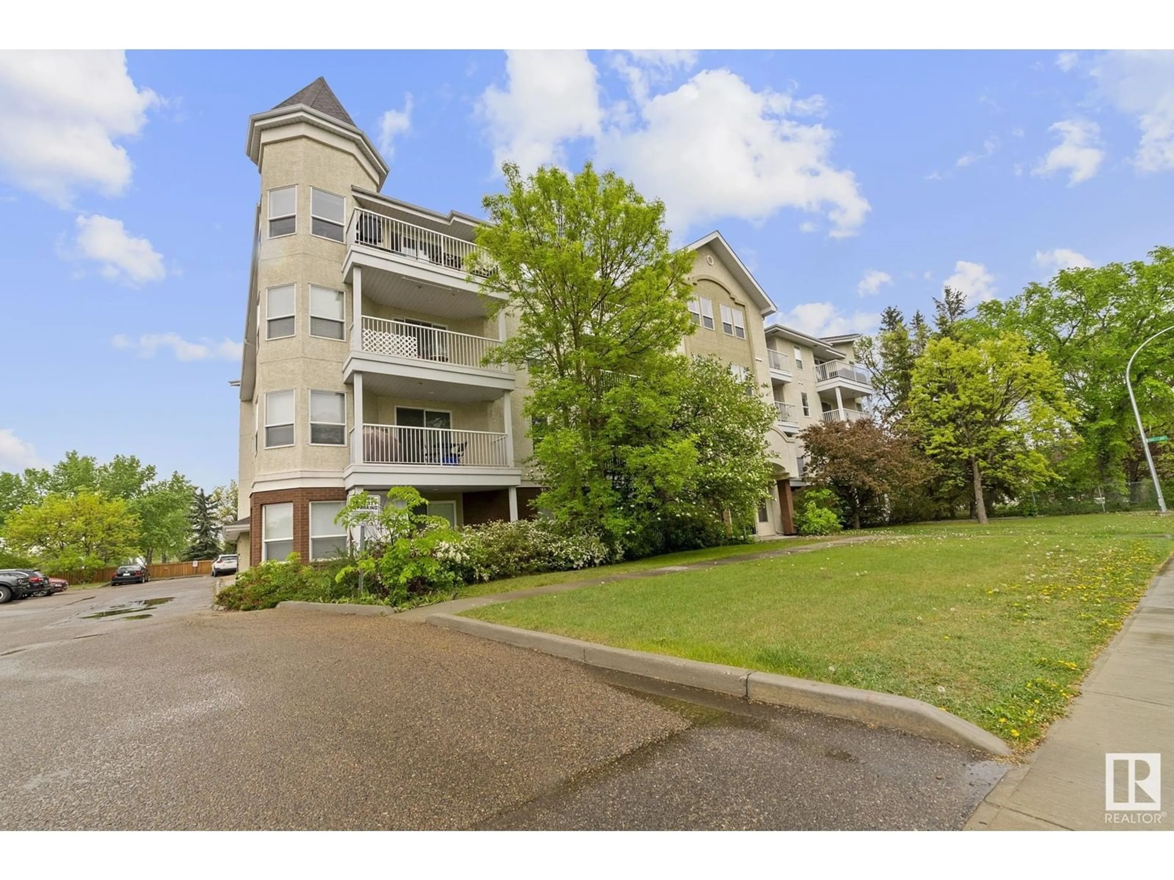 A pic from outside/outdoor area/front of a property/back of a property/a pic from drone, unknown for 402 - 11104 109 AV NW, Edmonton Alberta T5H1E1