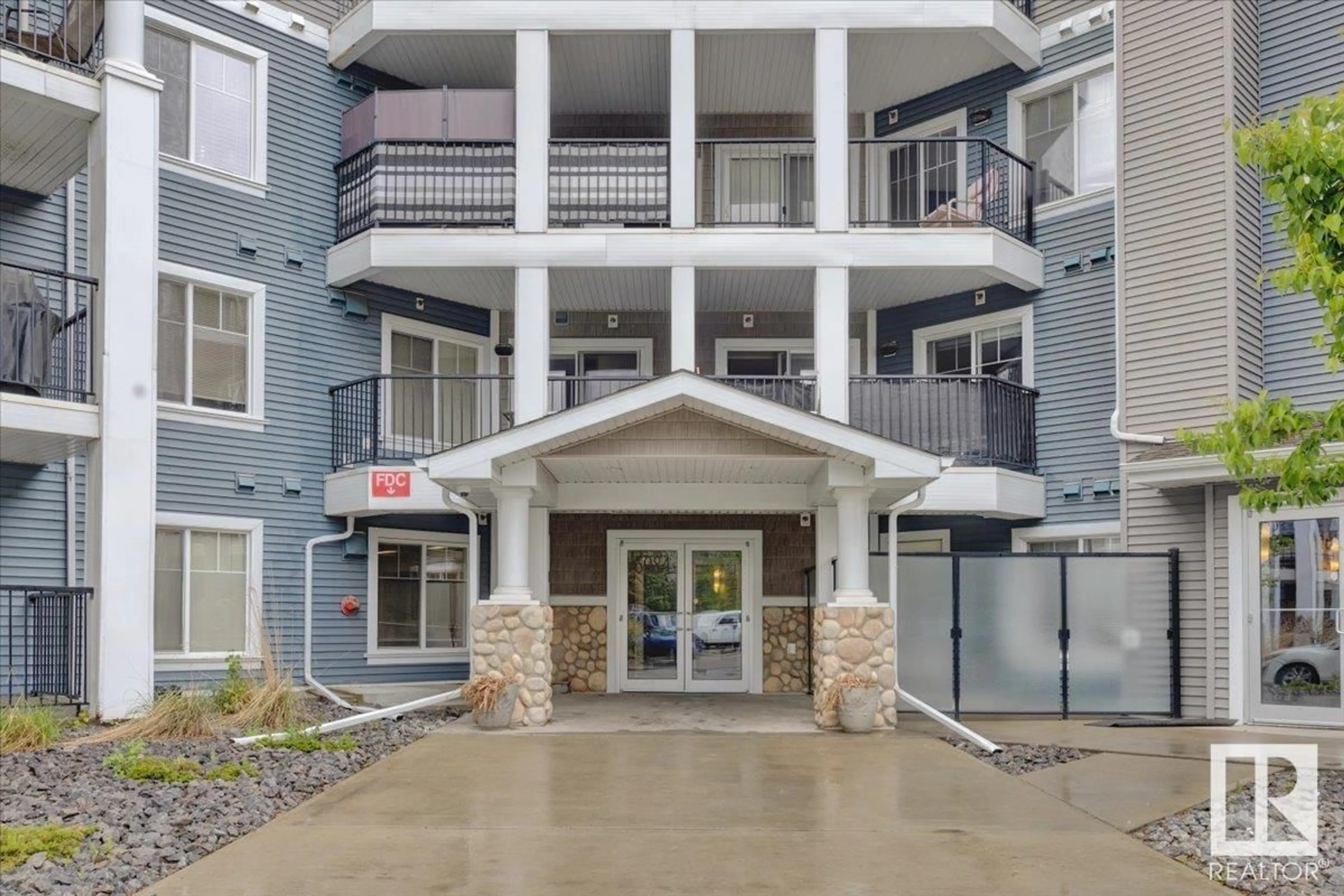 Indoor foyer for 6084 - 219 STANTON DR, Edmonton Alberta T6X0Z4