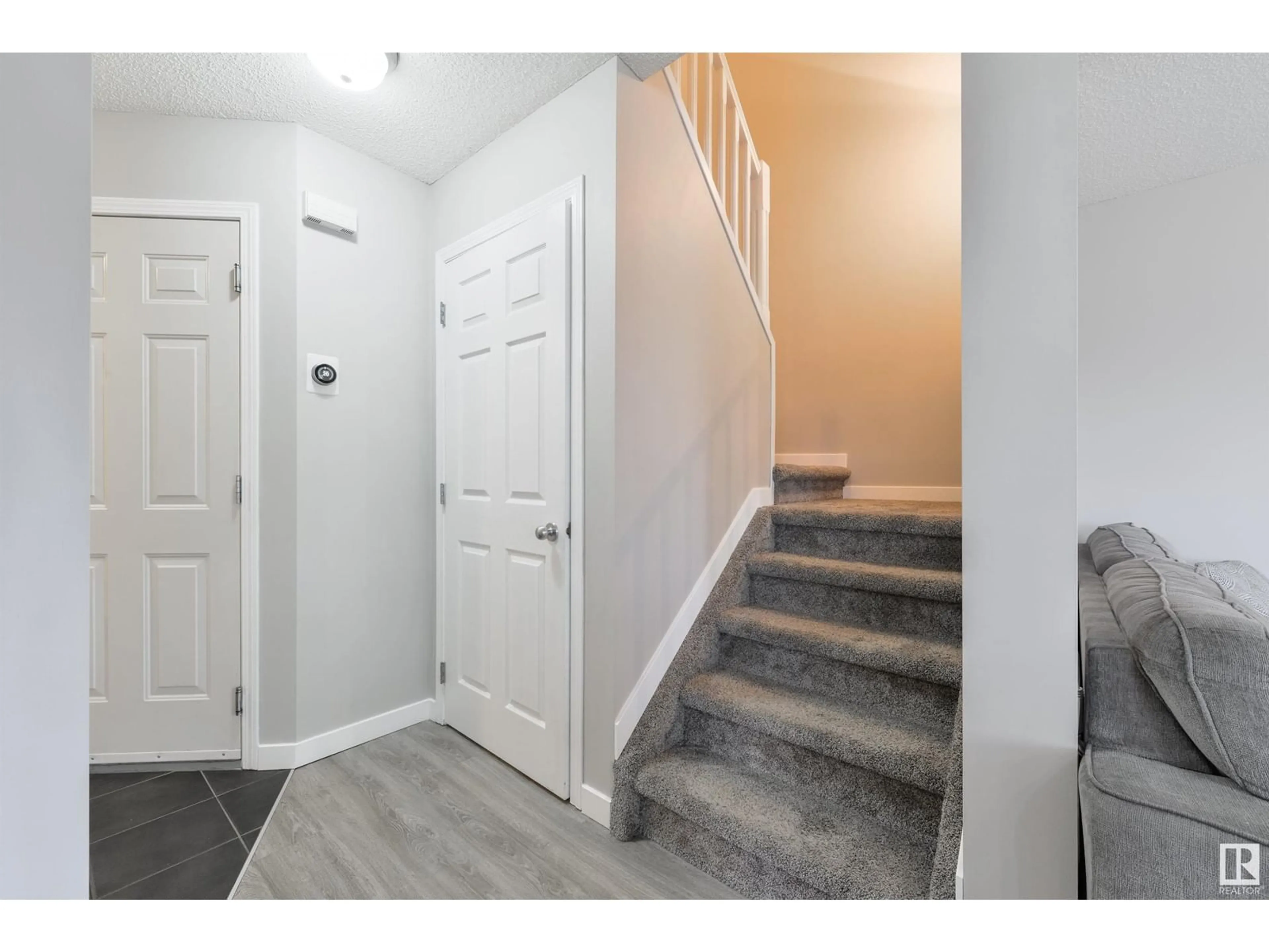 Indoor entryway for 4350 - 16 23 ST NW, Edmonton Alberta T6T1T8
