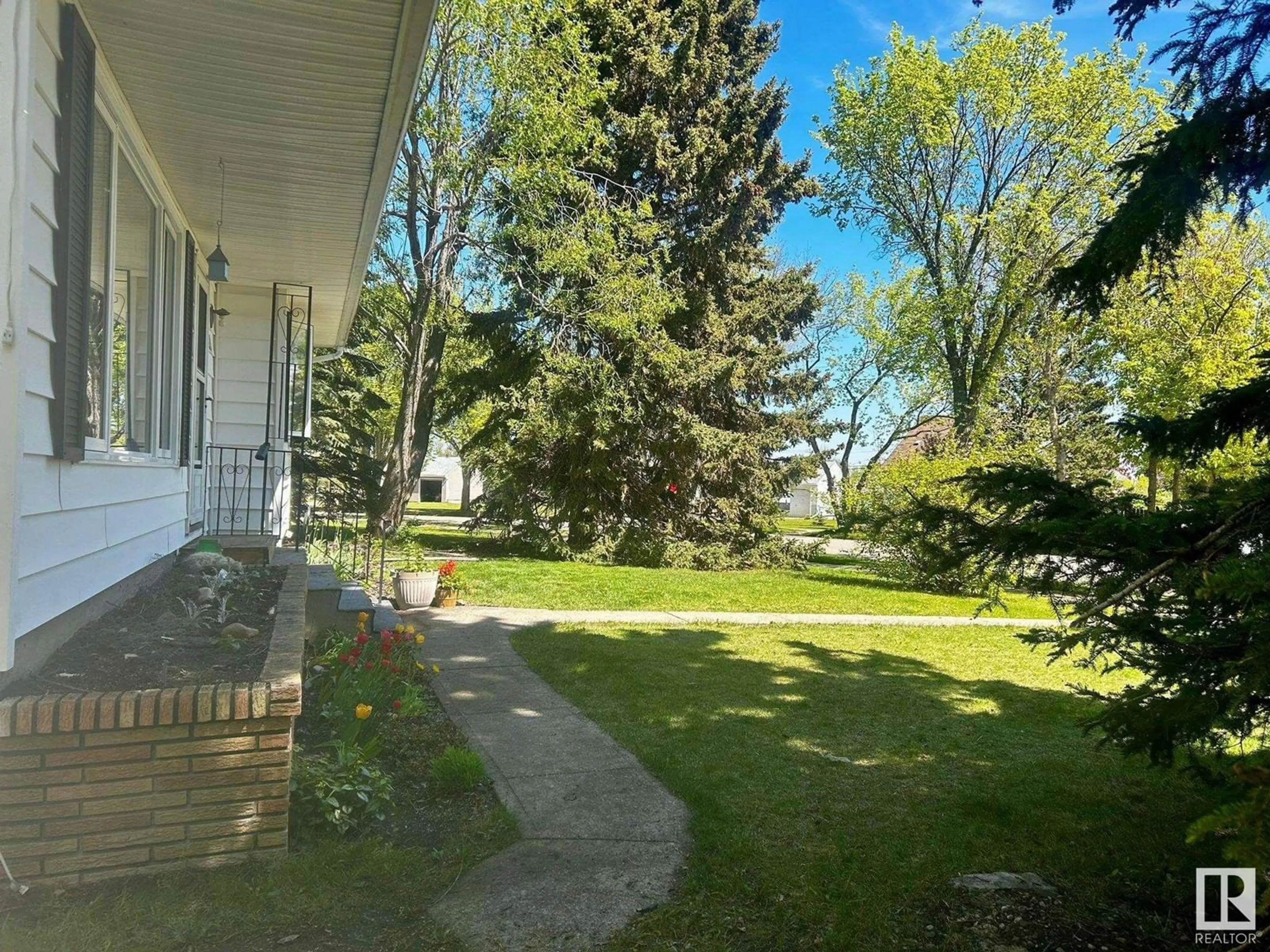 A pic from outside/outdoor area/front of a property/back of a property/a pic from drone, street for 5036 47 STREET, Drayton Valley Alberta T7A1C7