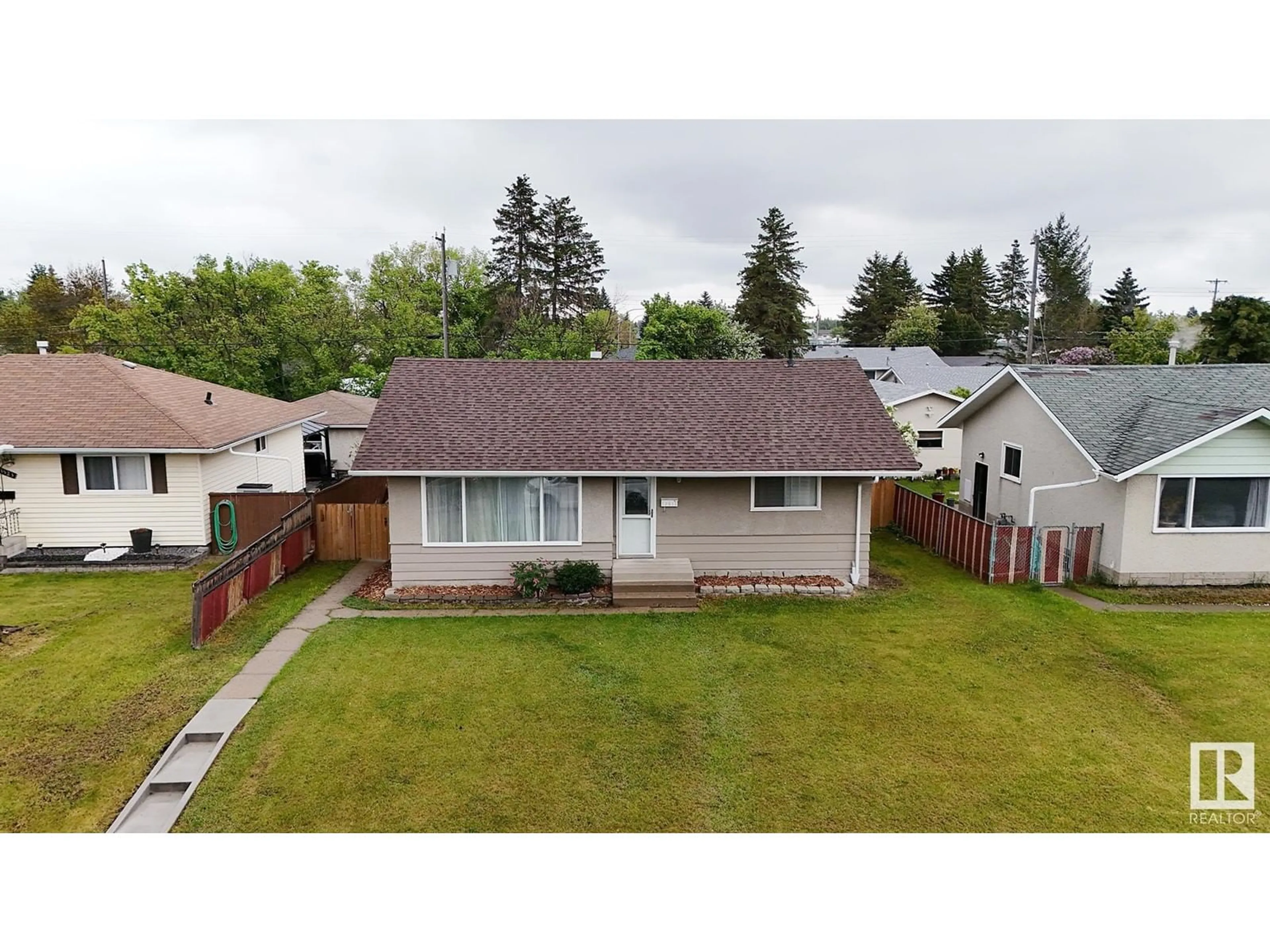 A pic from outside/outdoor area/front of a property/back of a property/a pic from drone, street for 13519 108 ST, Edmonton Alberta T5E4X7
