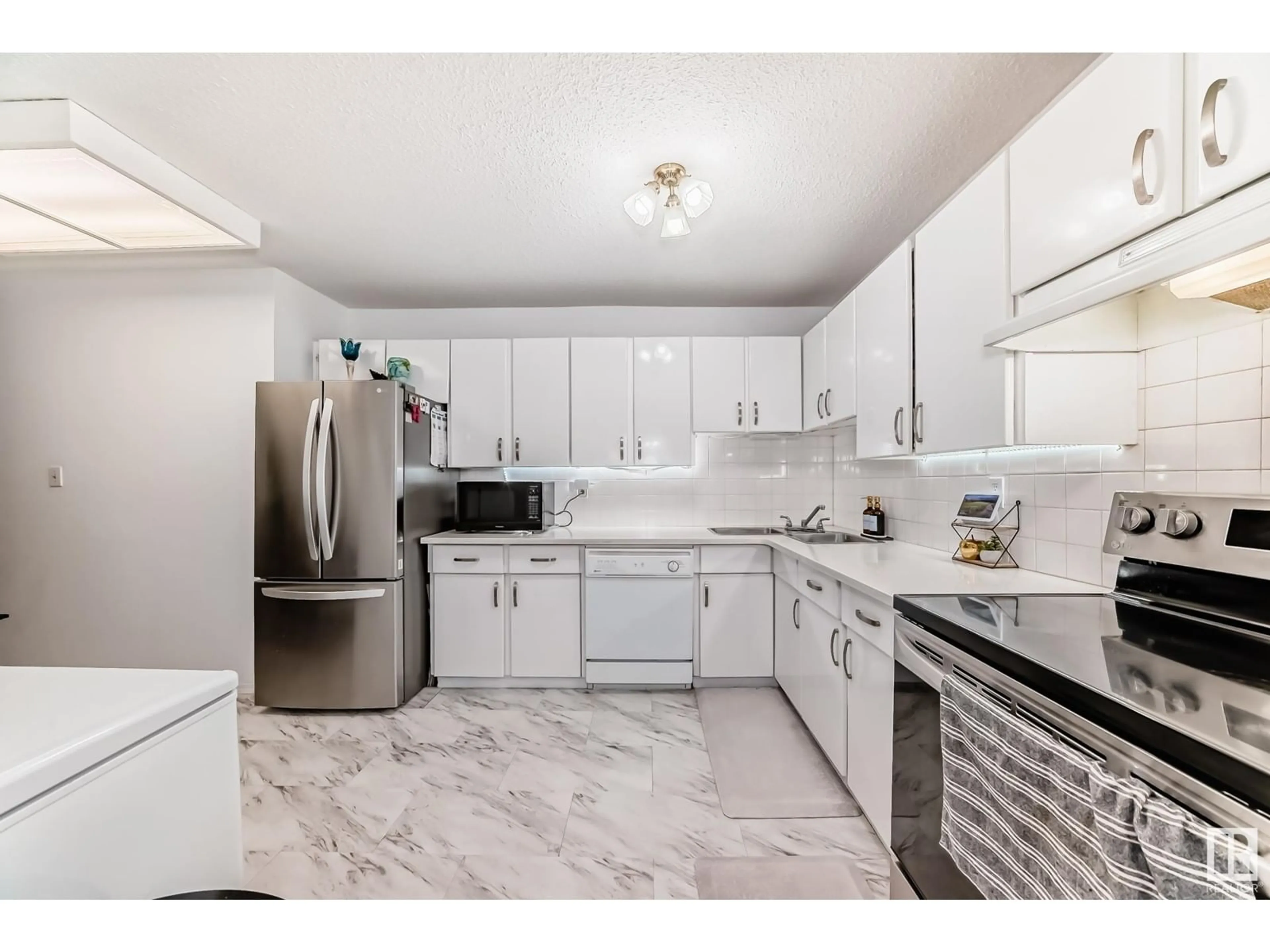 Standard kitchen, ceramic/tile floor for 275 CALLINGWOOD PL, Edmonton Alberta T5T2C6