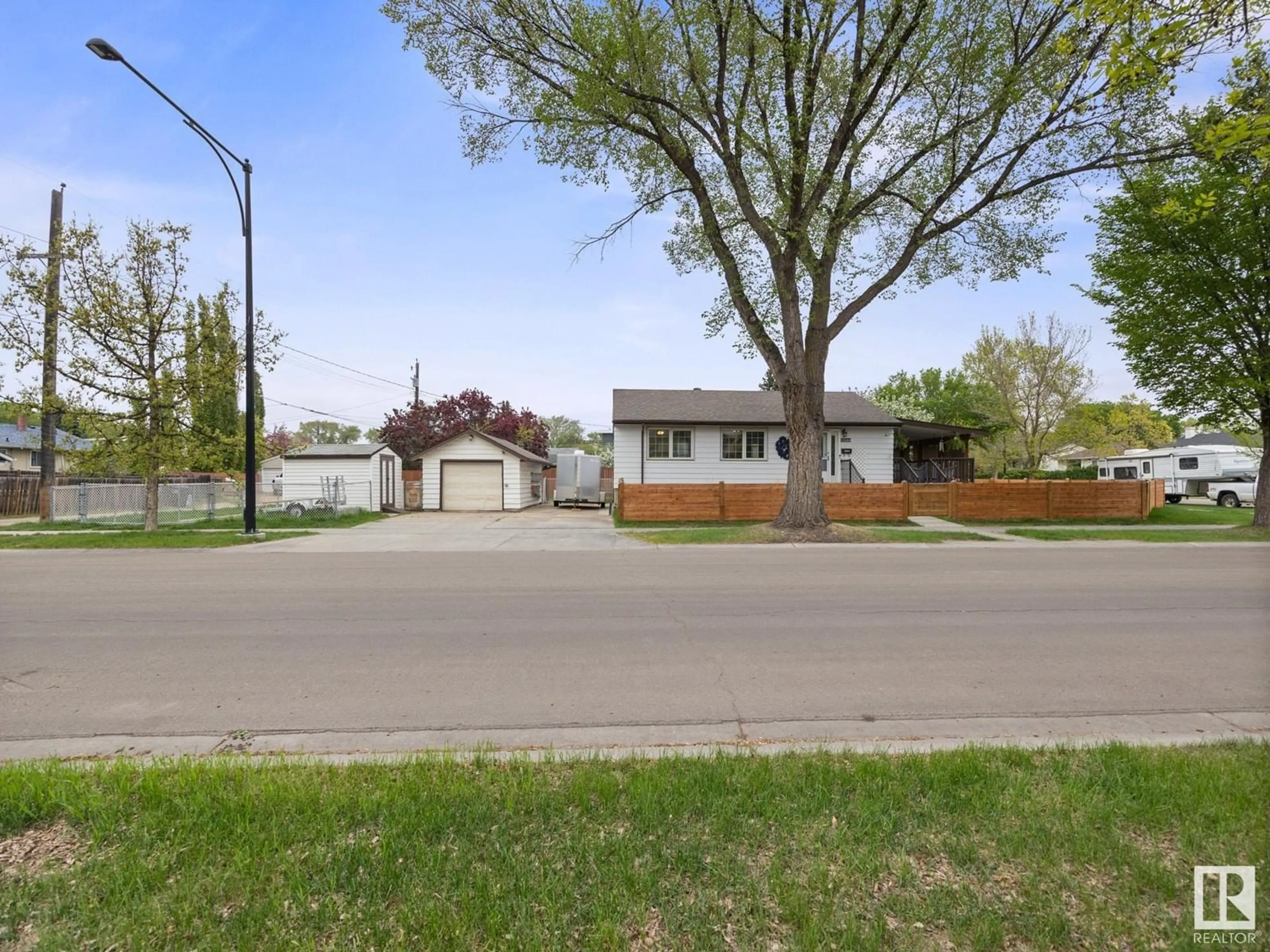 A pic from outside/outdoor area/front of a property/back of a property/a pic from drone, street for 13504 124A AV, Edmonton Alberta T5L3B5