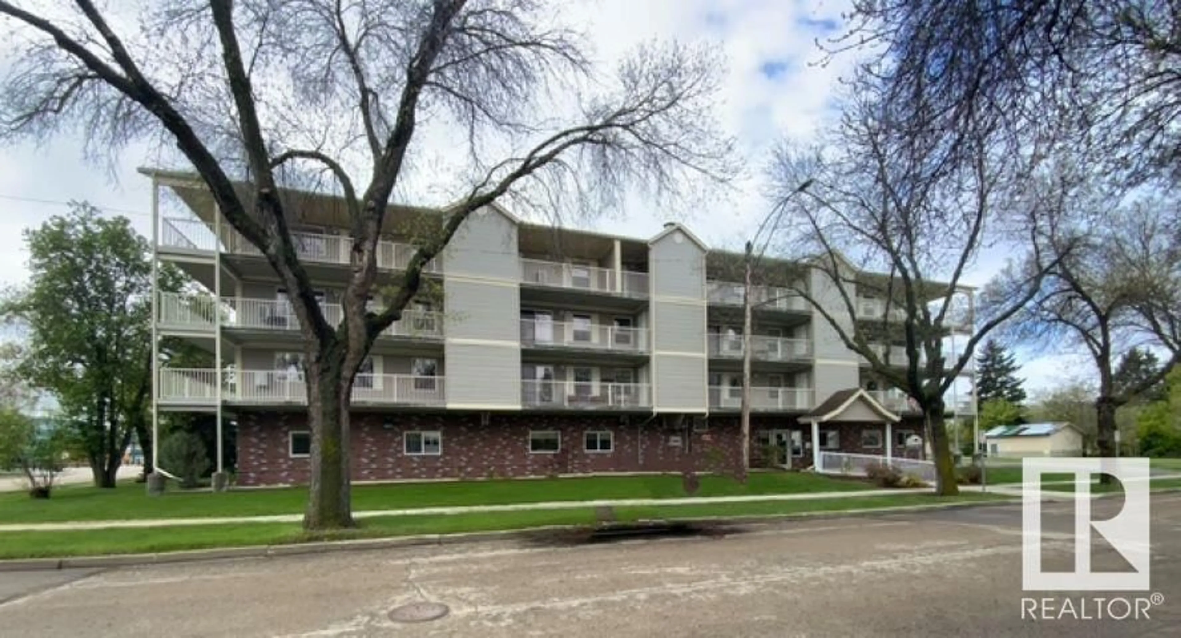 Patio, building for 406 - 4707 51 AV, Wetaskiwin Alberta T9A0T6