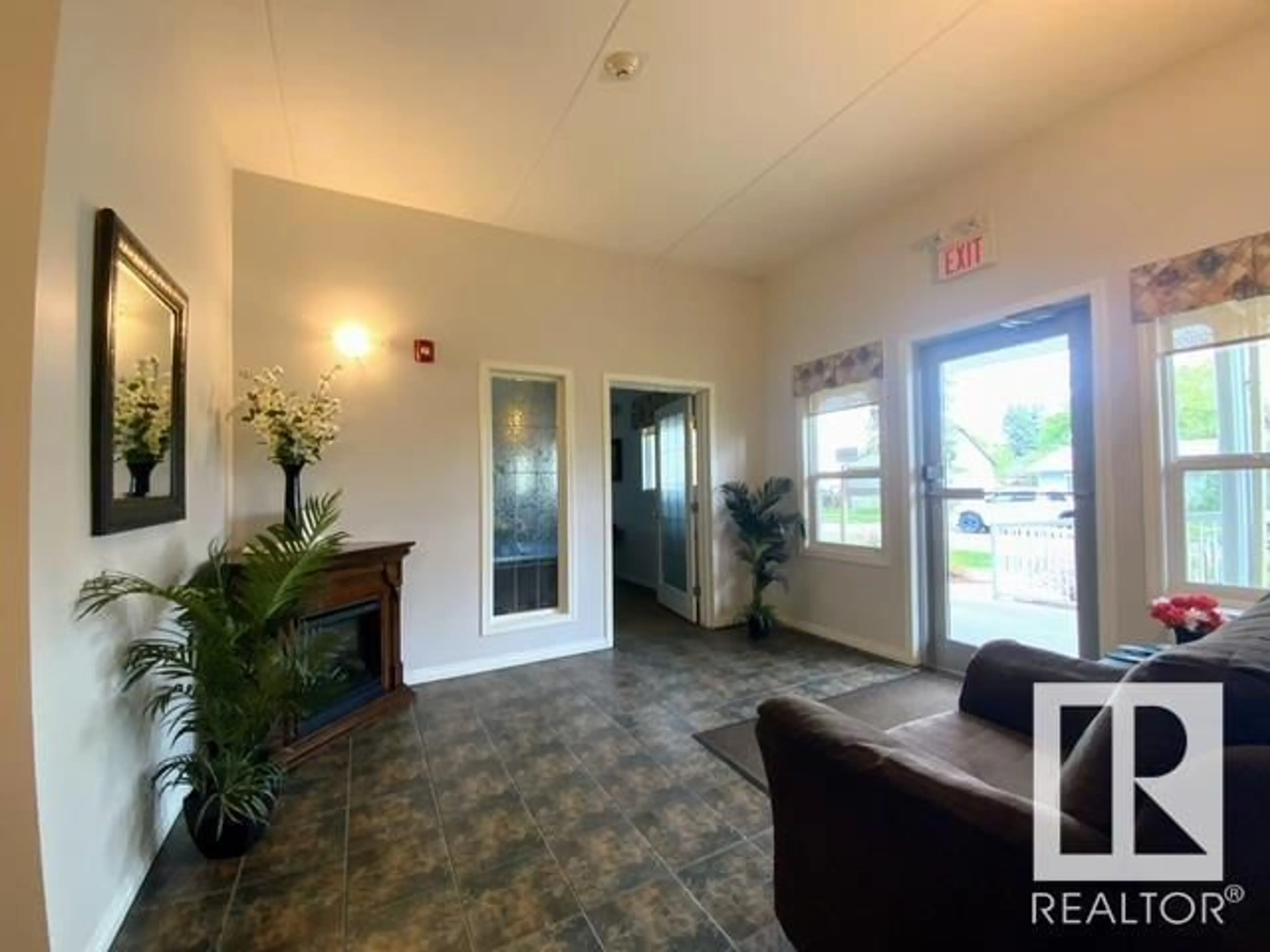 Indoor foyer for 406 - 4707 51 AV, Wetaskiwin Alberta T9A0T6