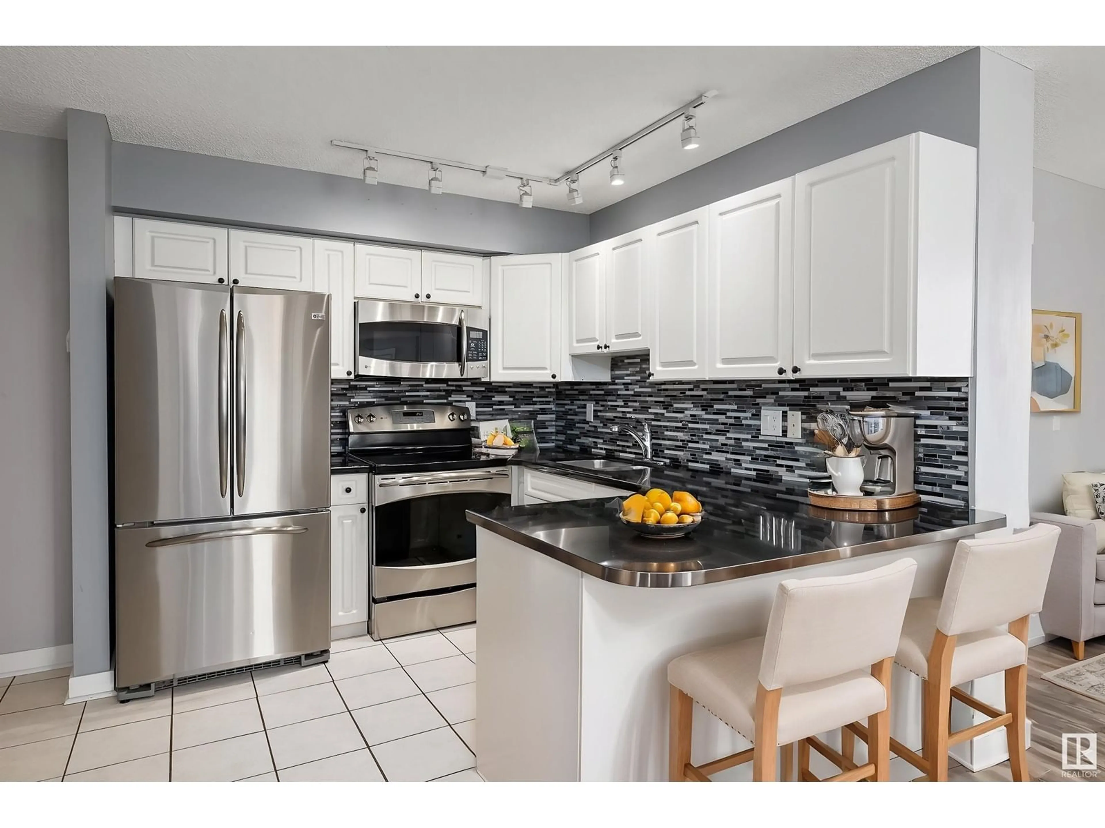 Open concept kitchen, ceramic/tile floor for 204 - 10909 103 AV, Edmonton Alberta T5K2W7
