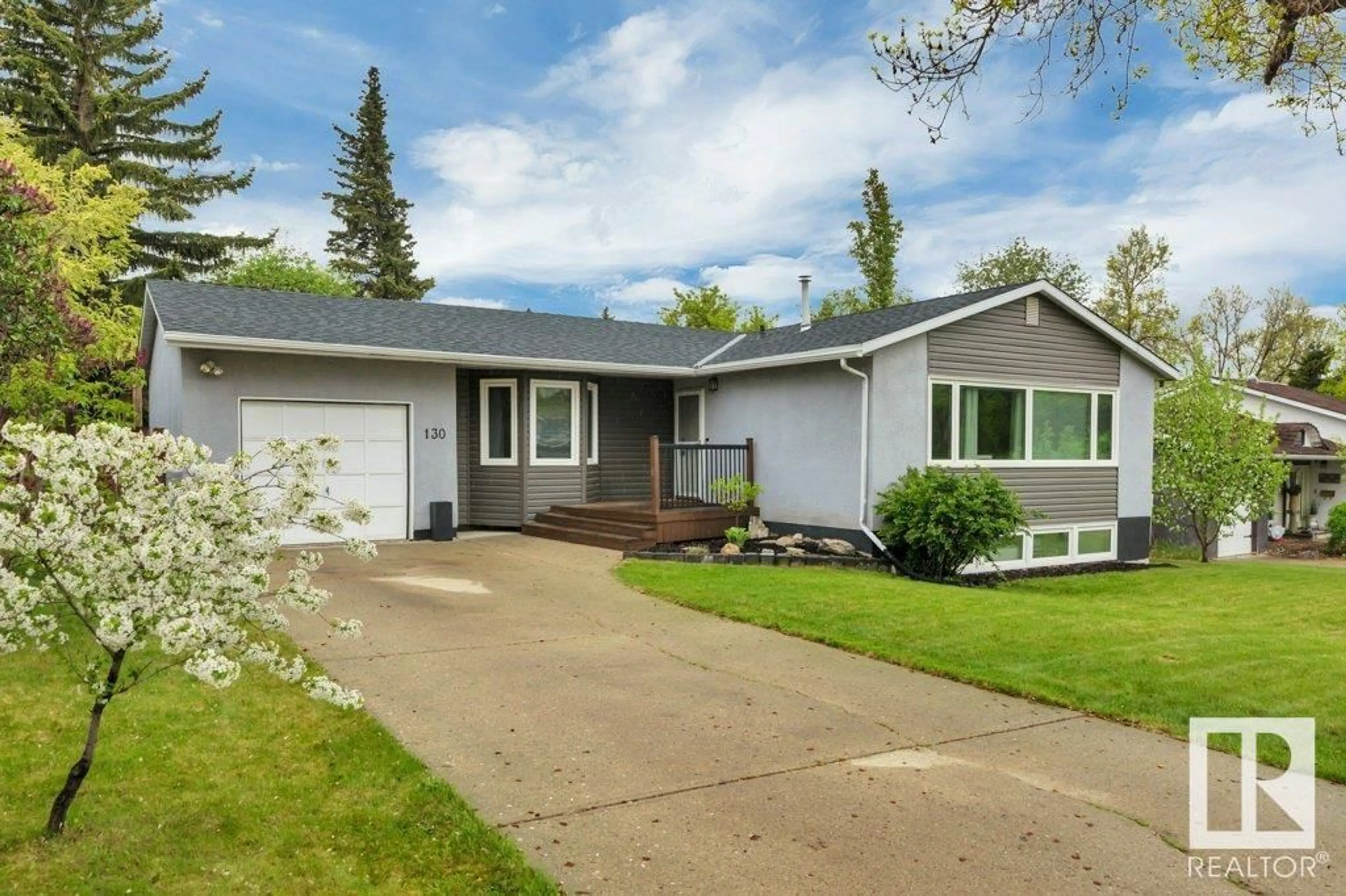 Home with vinyl exterior material, street for 130 WILLOW ST, Sherwood Park Alberta T8A1P1