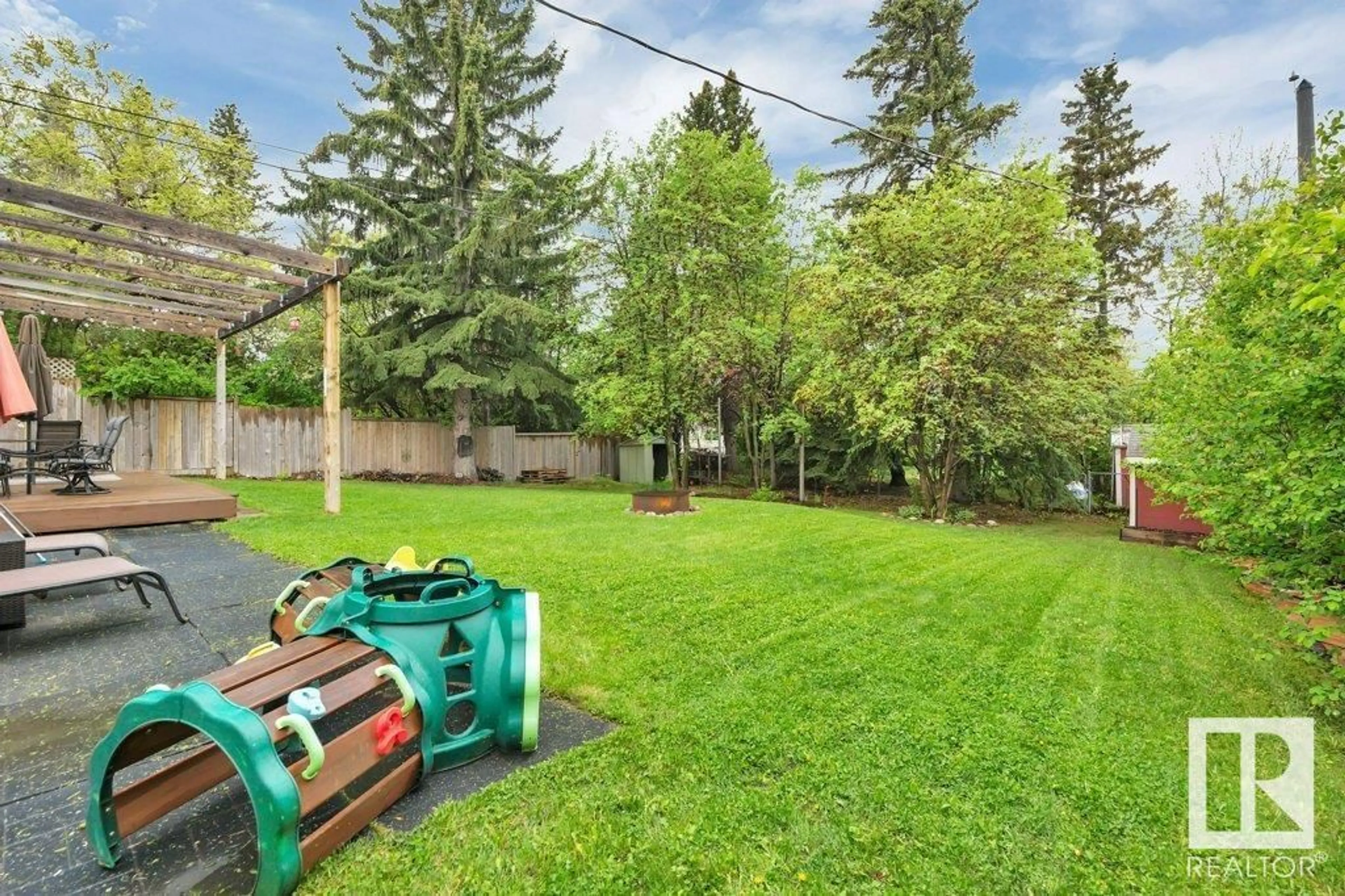 Patio, unknown for 130 WILLOW ST, Sherwood Park Alberta T8A1P1