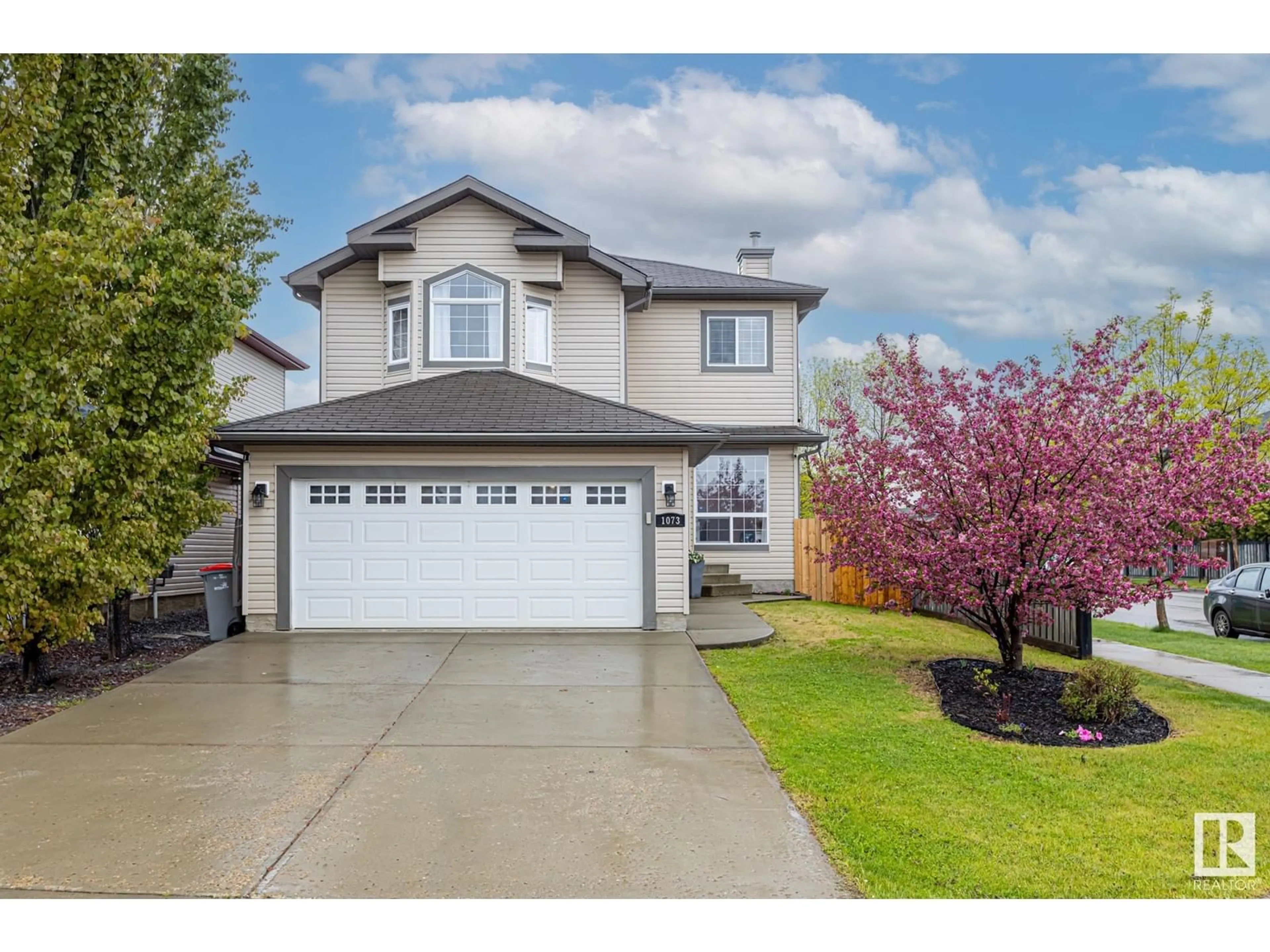 Home with vinyl exterior material, street for 1073 WESTERRA DR, Stony Plain Alberta T7Z2Z4