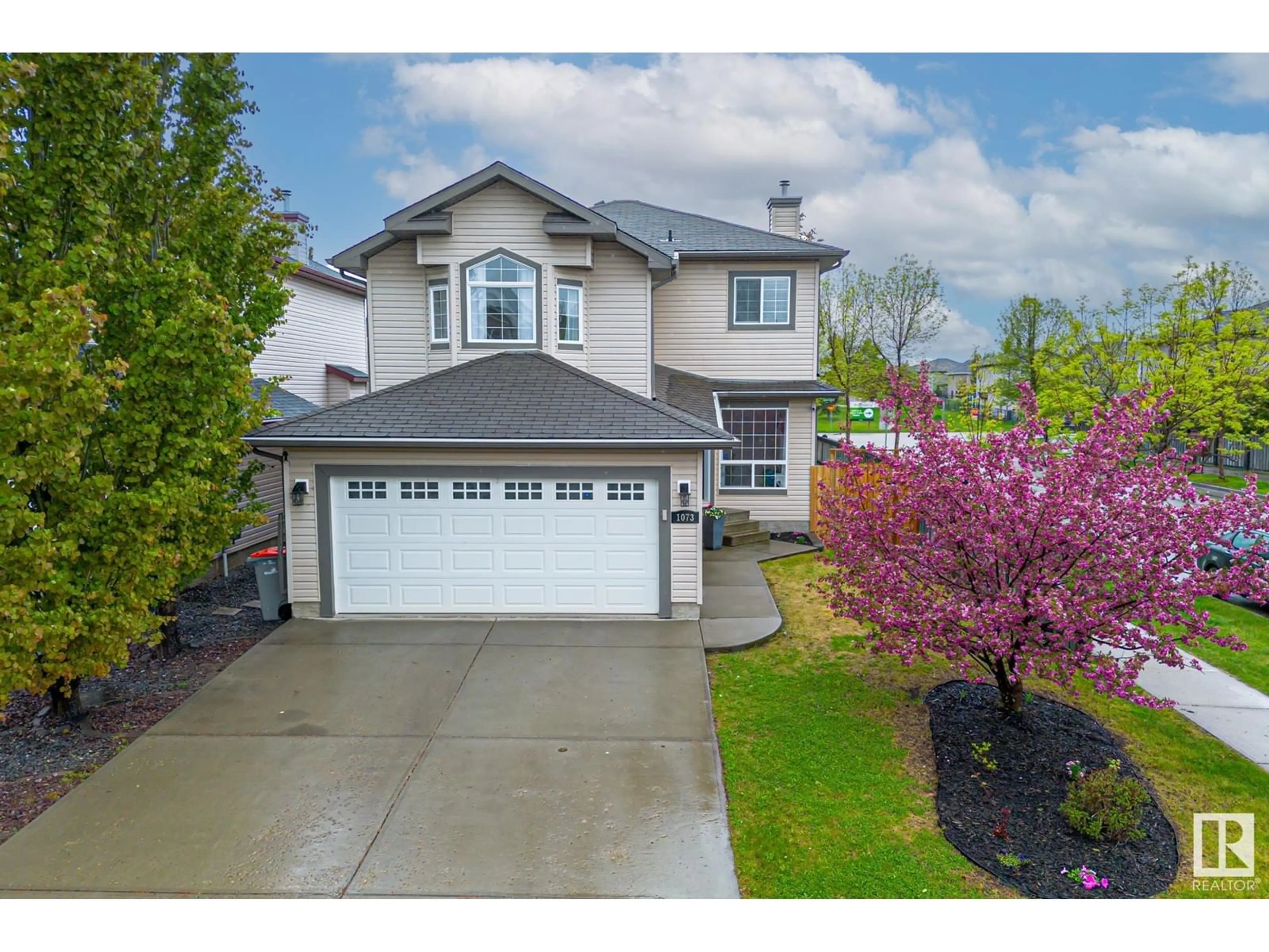 Home with vinyl exterior material, street for 1073 WESTERRA DR, Stony Plain Alberta T7Z2Z4