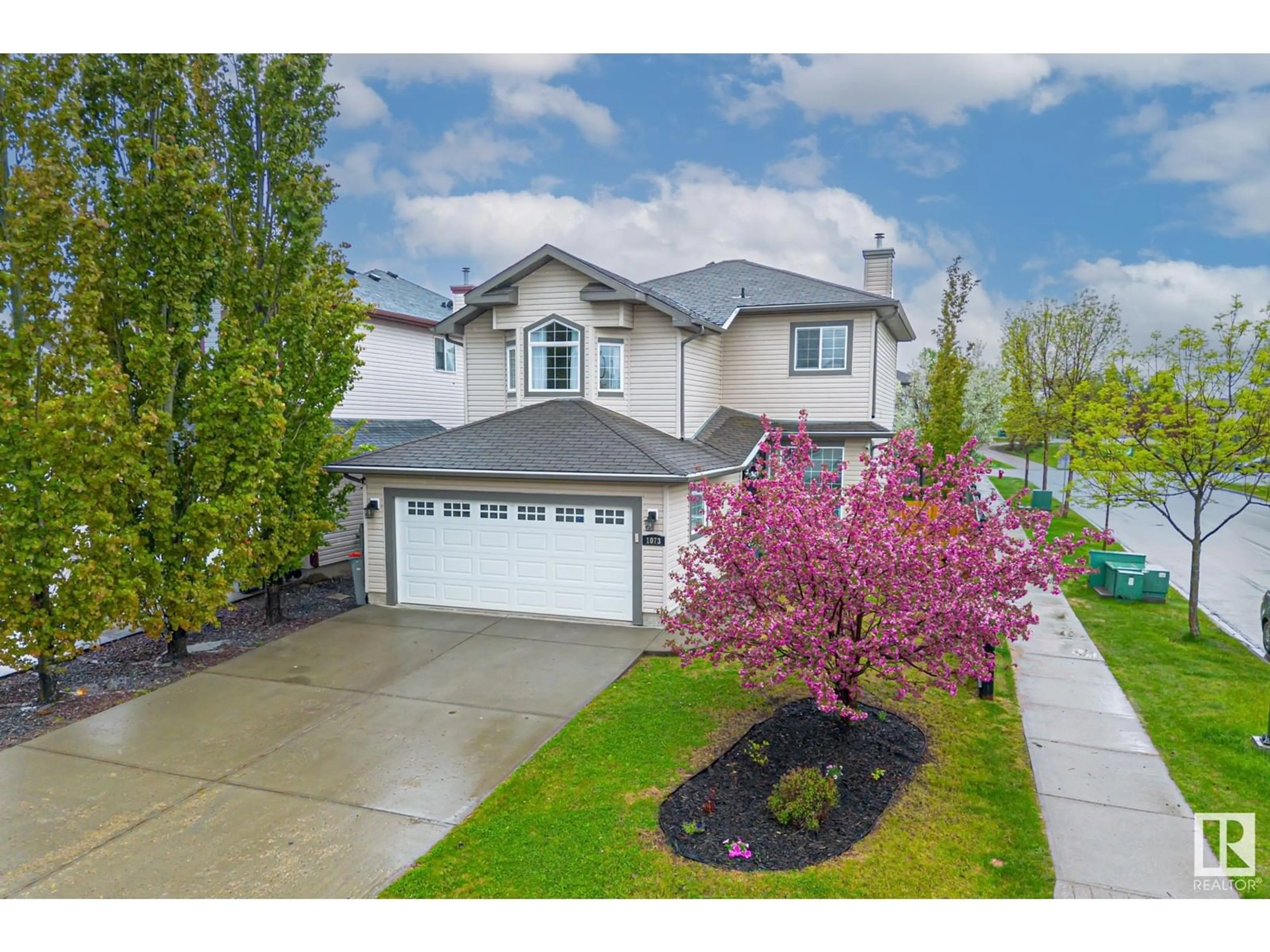 A pic from outside/outdoor area/front of a property/back of a property/a pic from drone, street for 1073 WESTERRA DR, Stony Plain Alberta T7Z2Z4