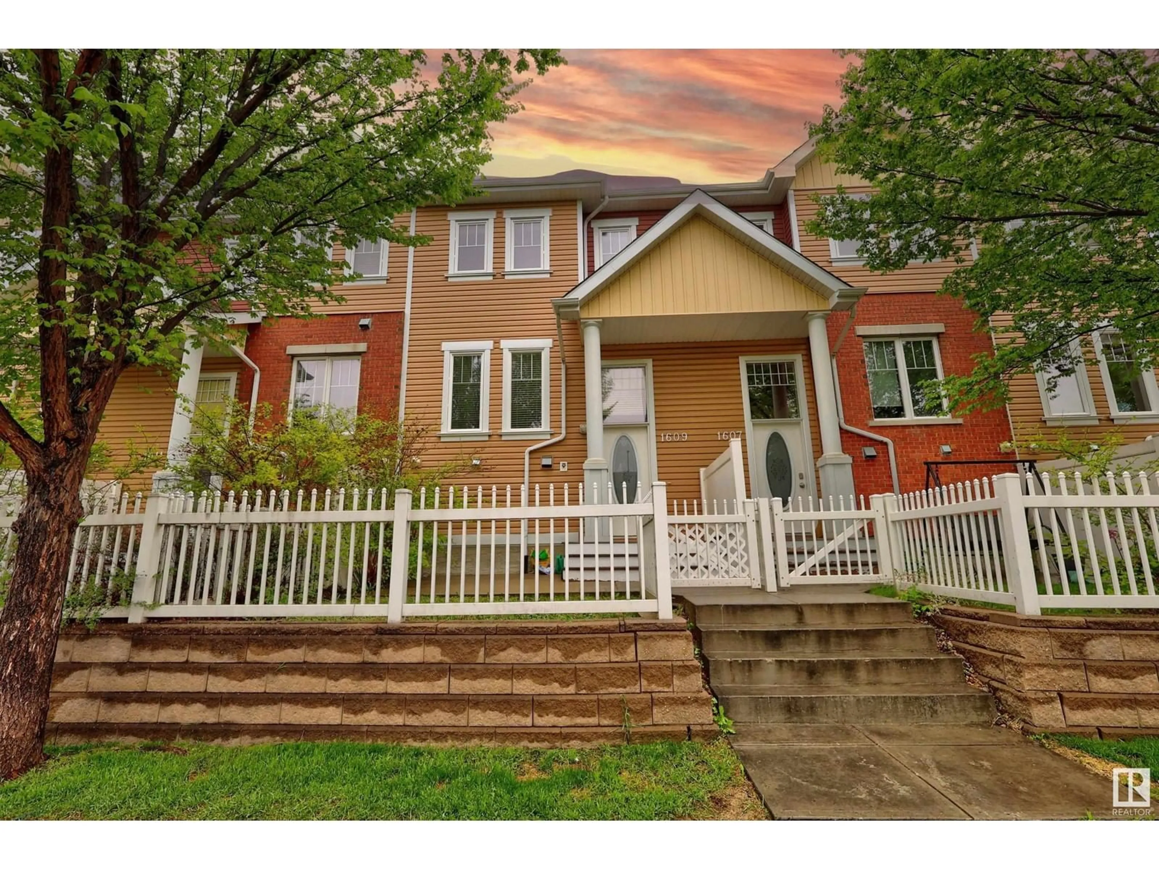 Home with brick exterior material, street for 1609 TOWNE CENTRE BV, Edmonton Alberta T6R0S3