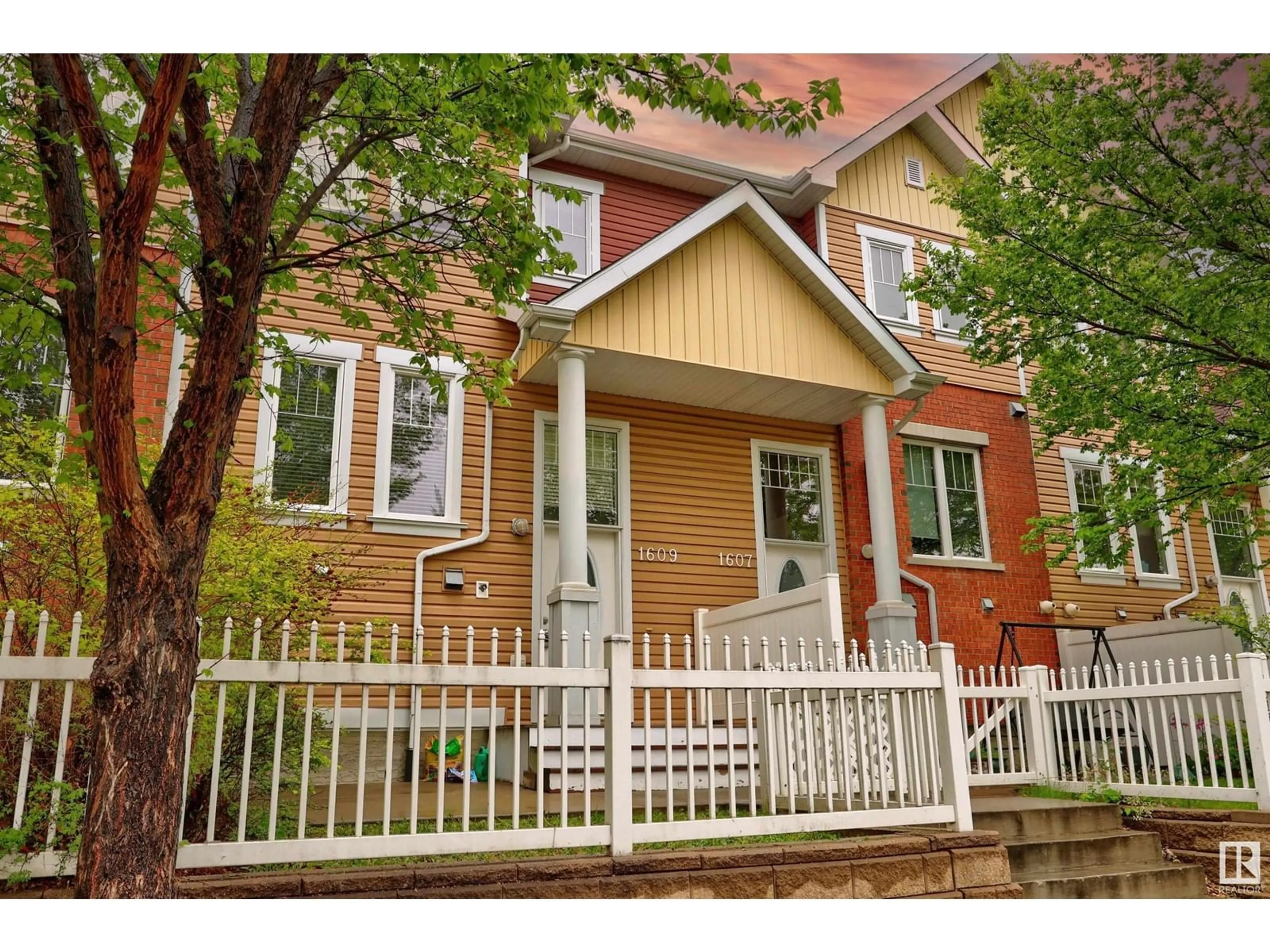 Home with brick exterior material, street for 1609 TOWNE CENTRE BV, Edmonton Alberta T6R0S3