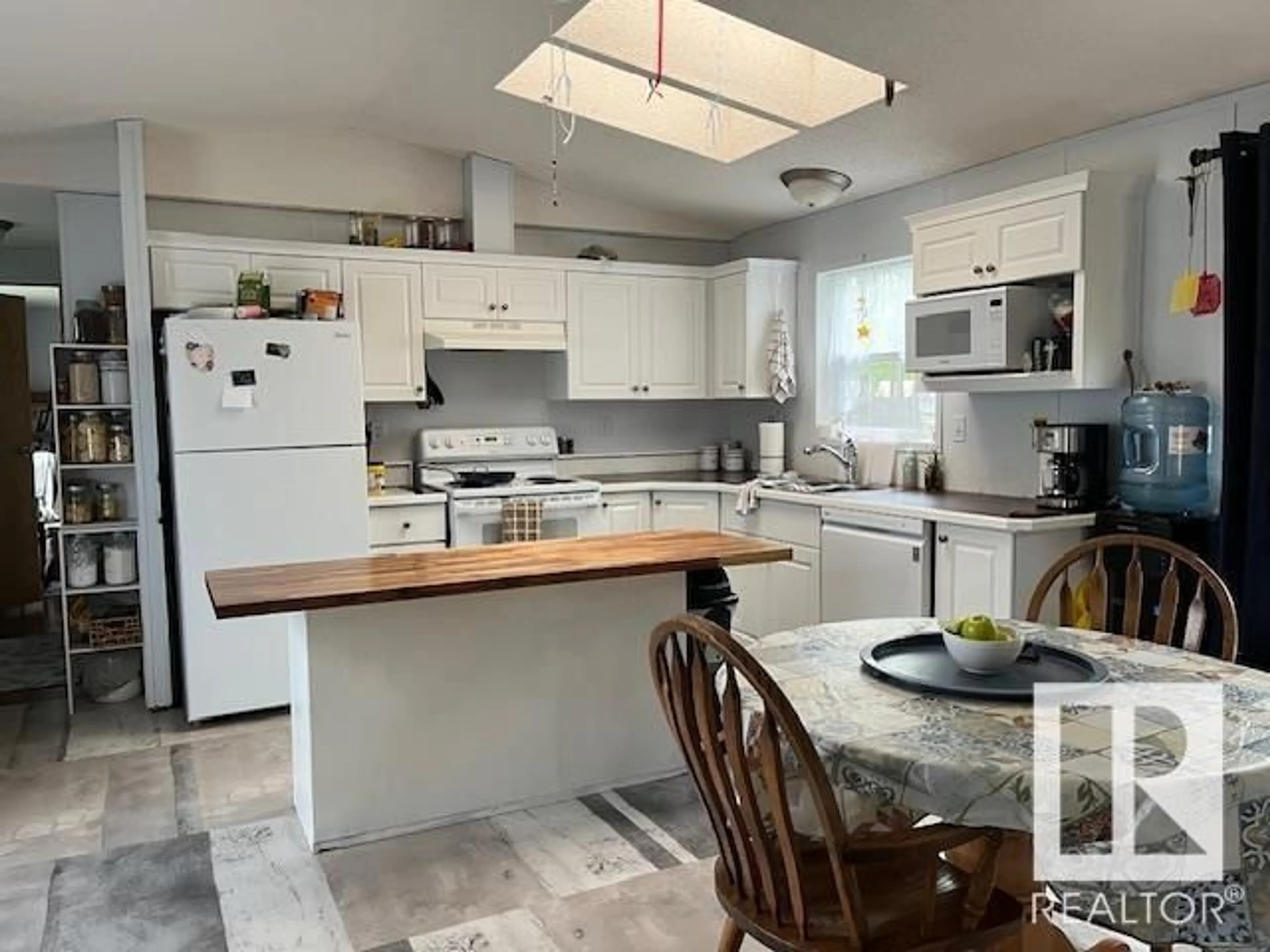 Open concept kitchen, unknown for 5005 54 AVE, Glendon Alberta T0A1P0