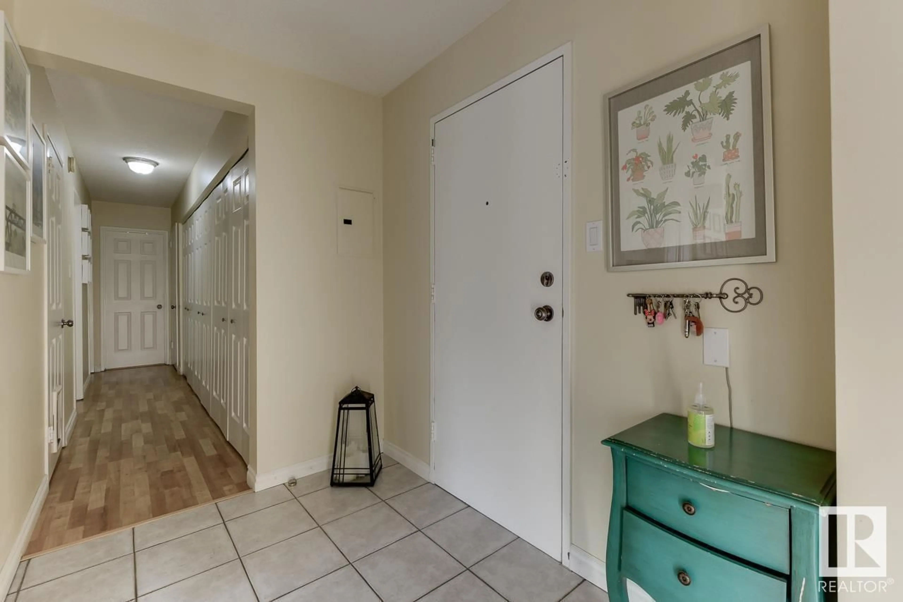 Indoor entryway for 206 - 11455 41 AV, Edmonton Alberta T6J0T9
