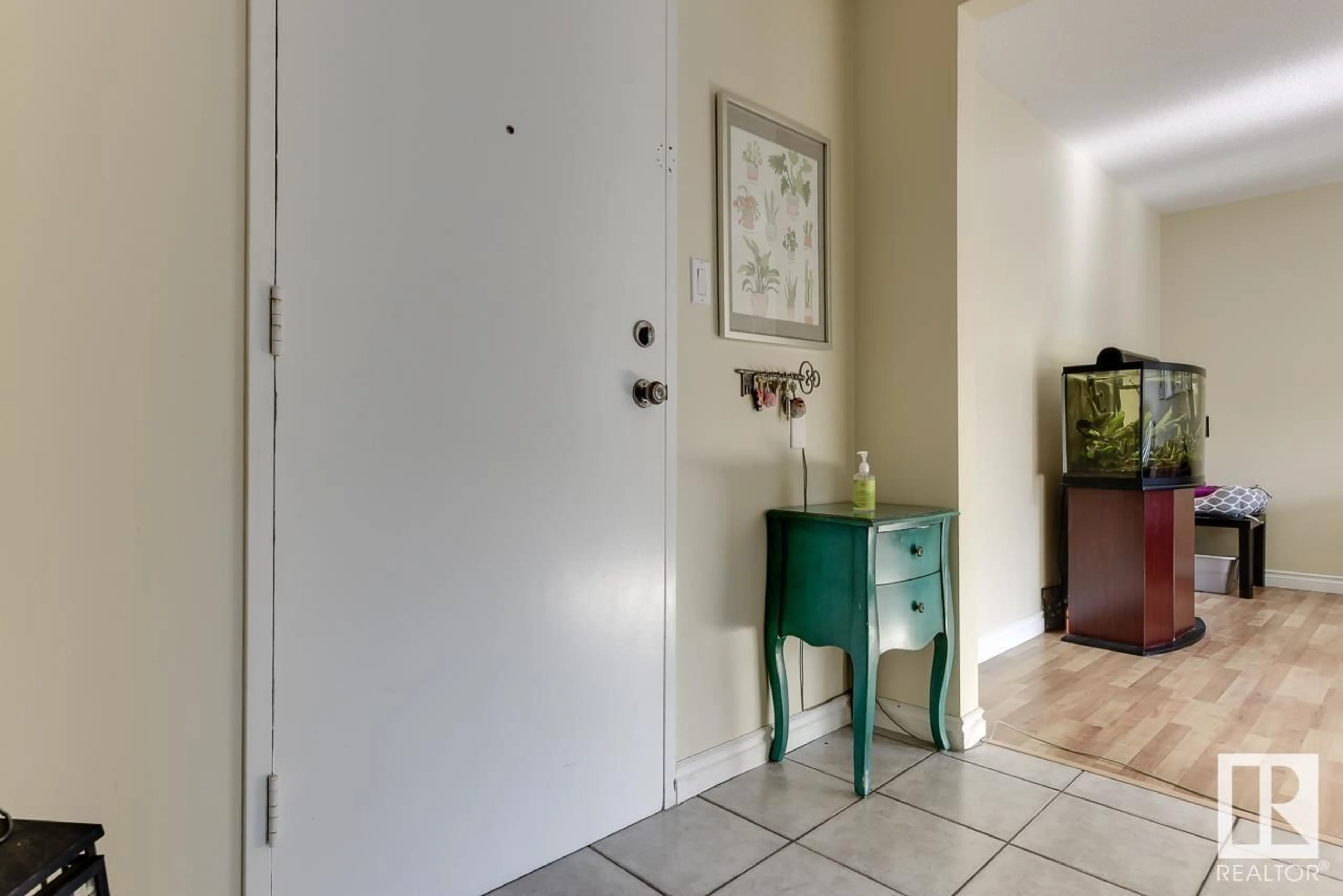 Indoor entryway for 206 - 11455 41 AV, Edmonton Alberta T6J0T9