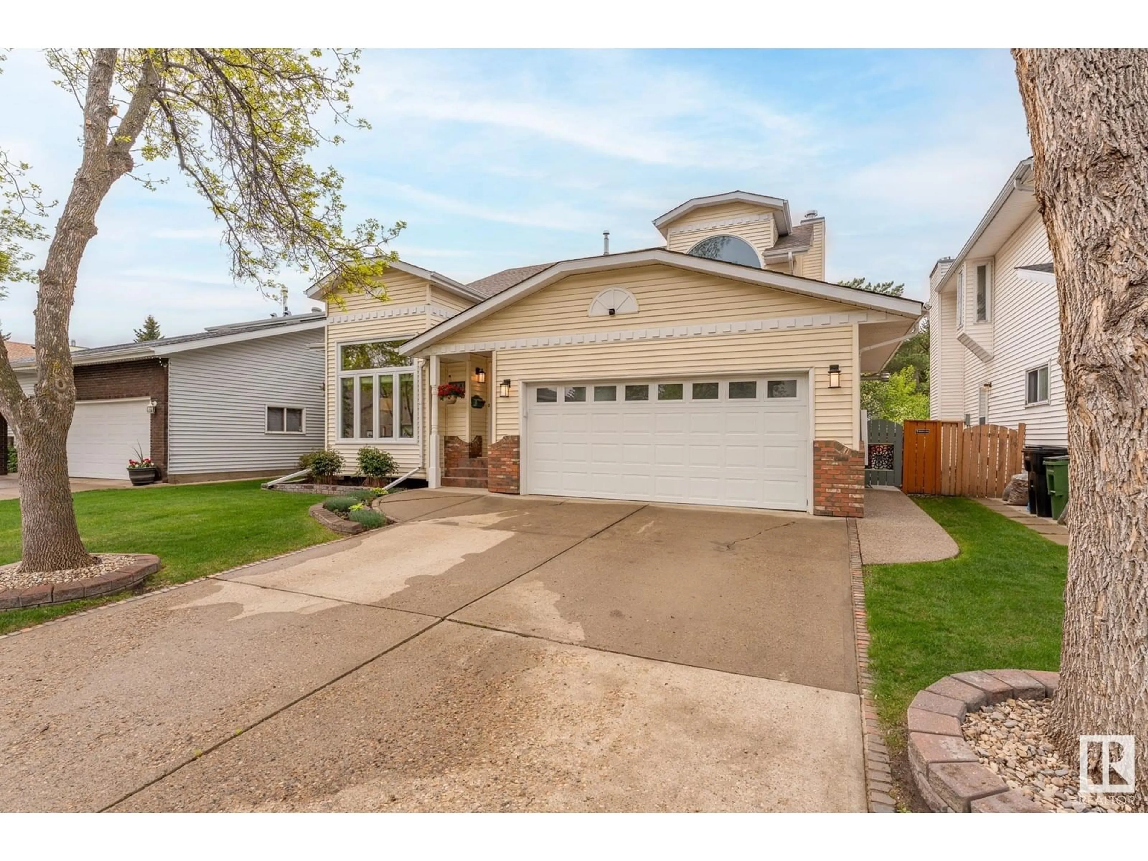 Home with vinyl exterior material, street for 614 HENDERSON ST, Edmonton Alberta T6R1S4