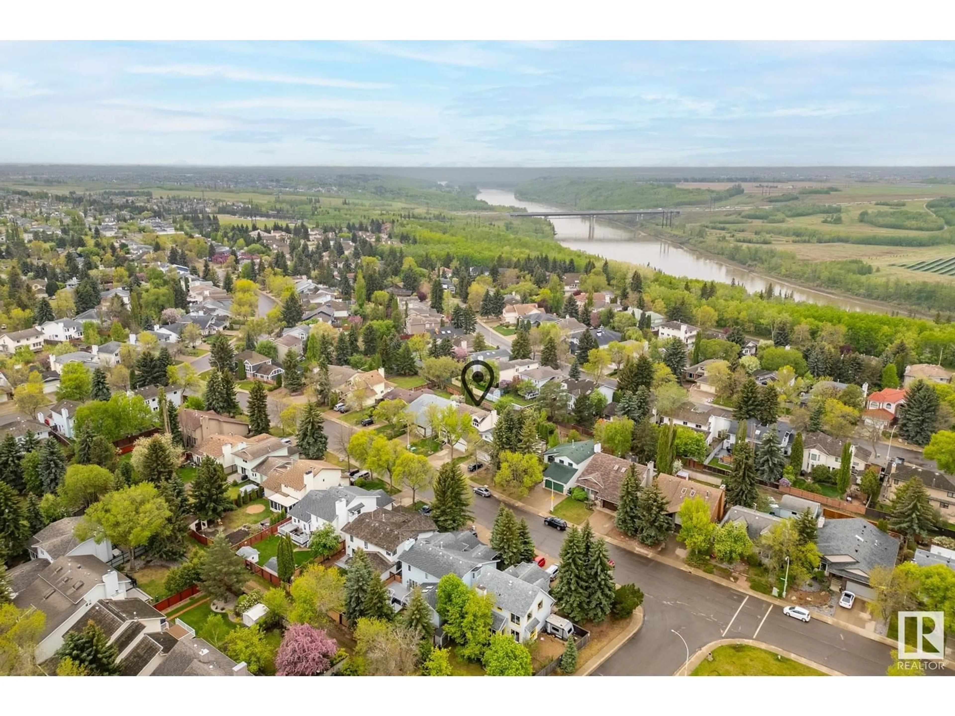 A pic from outside/outdoor area/front of a property/back of a property/a pic from drone, water/lake/river/ocean view for 614 HENDERSON ST, Edmonton Alberta T6R1S4