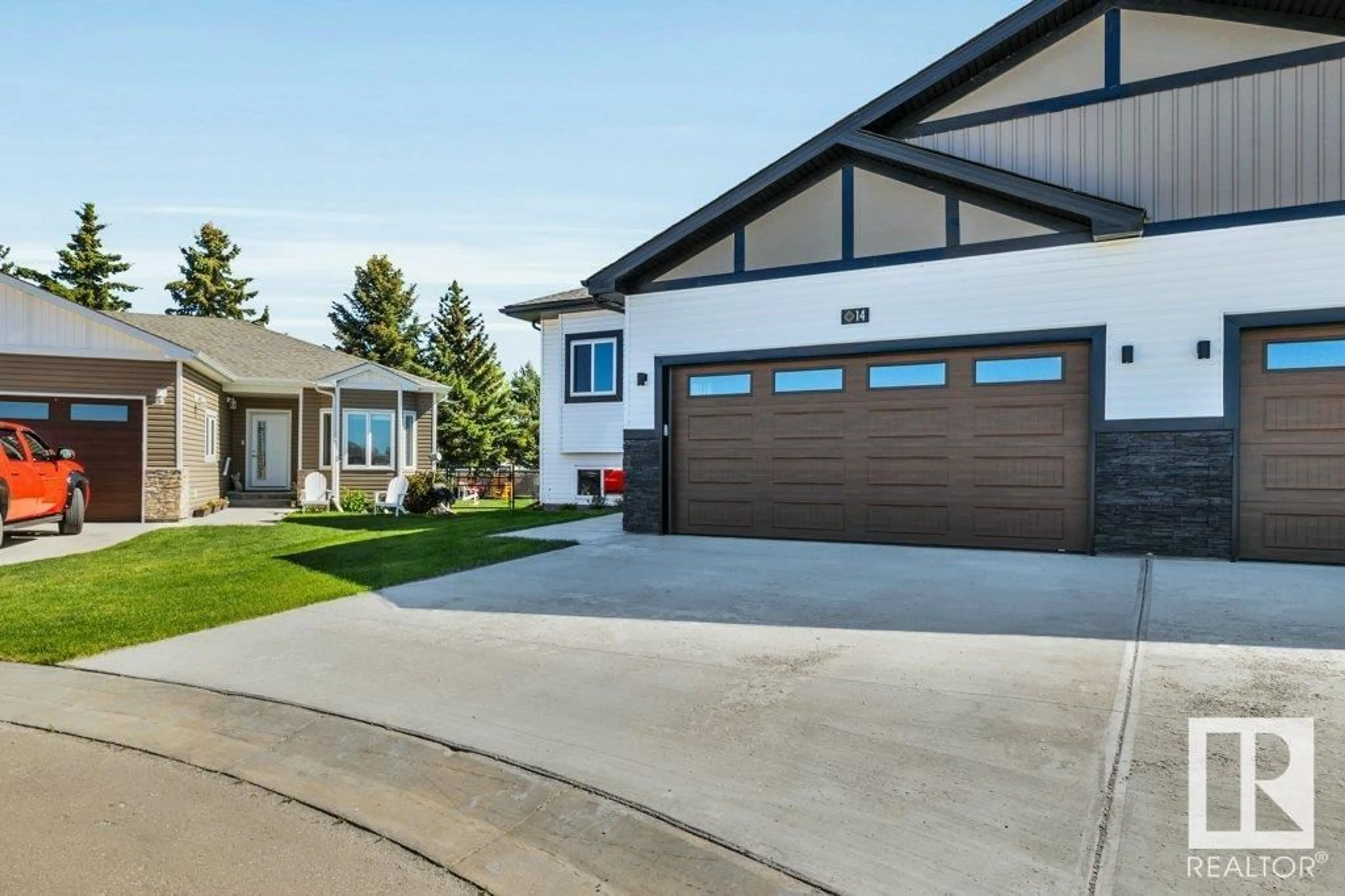 Indoor garage for 14-6519 46 ST, Wetaskiwin Alberta T9A1Y5