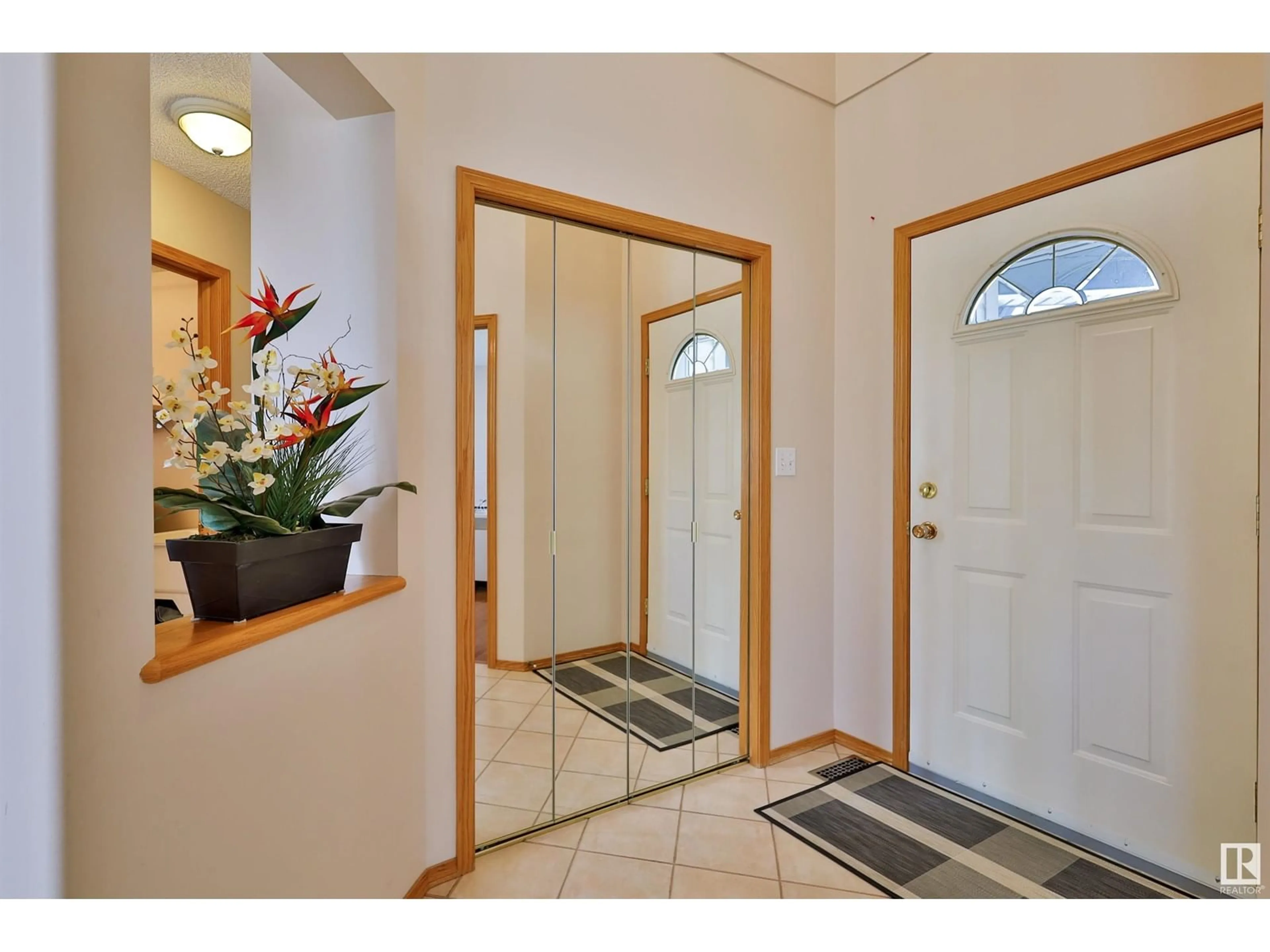 Indoor entryway for 125 DECHENE RD NW, Edmonton Alberta T6M2N1